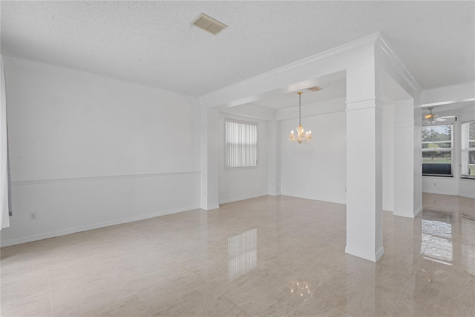 Single Family Residence at 617 LAKESCAPE CT, ORLANDO, photo 5 of 42