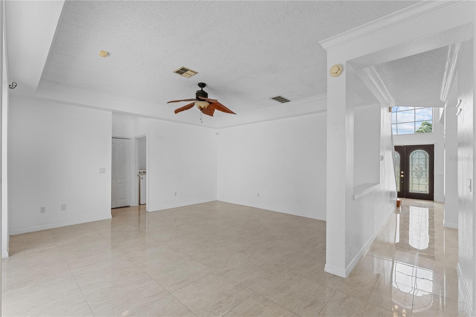 Single Family Residence at 617 LAKESCAPE CT, ORLANDO, photo 9 of 42