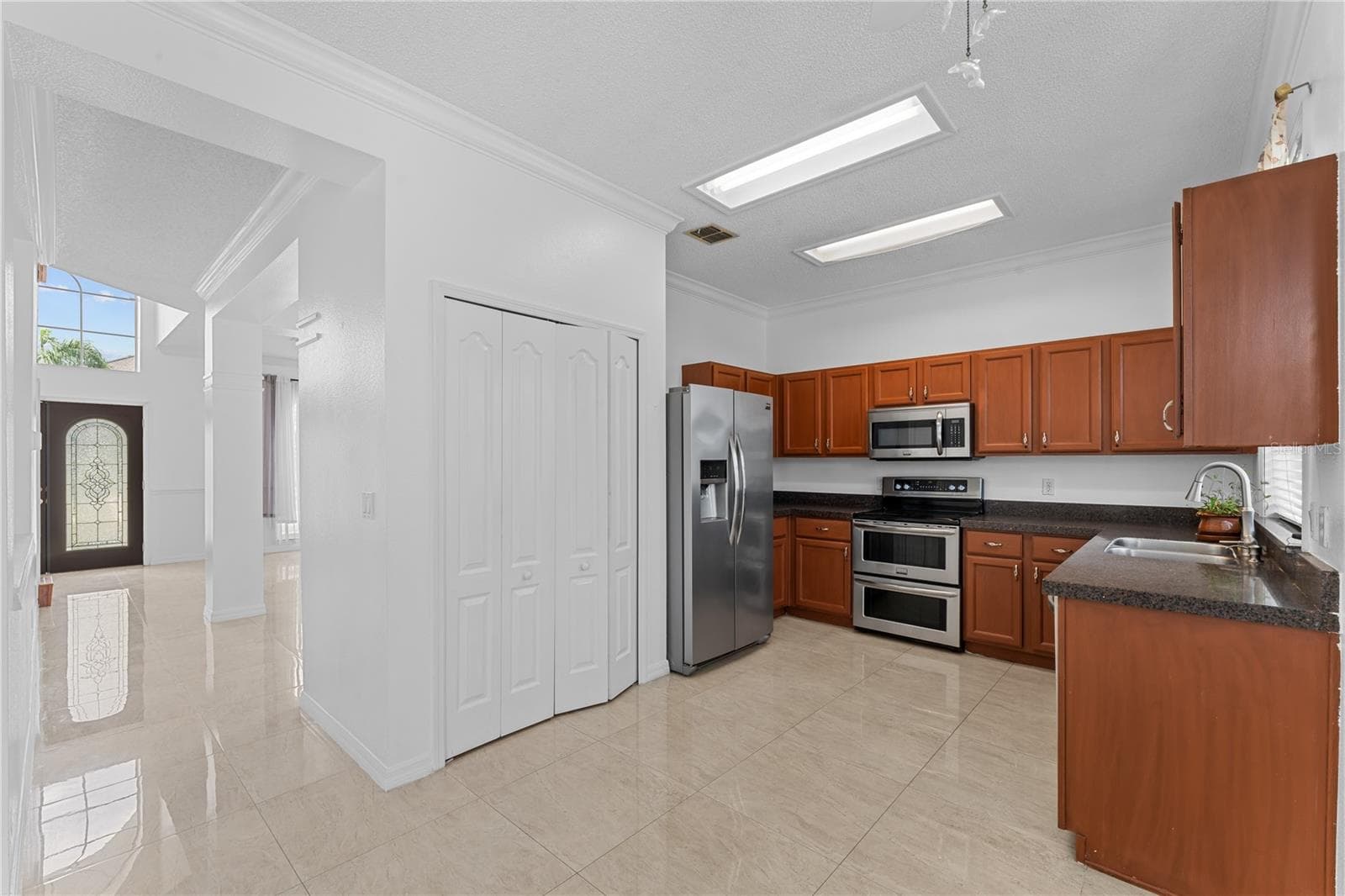 Single Family Residence at 617 LAKESCAPE CT, ORLANDO, photo 10 of 42