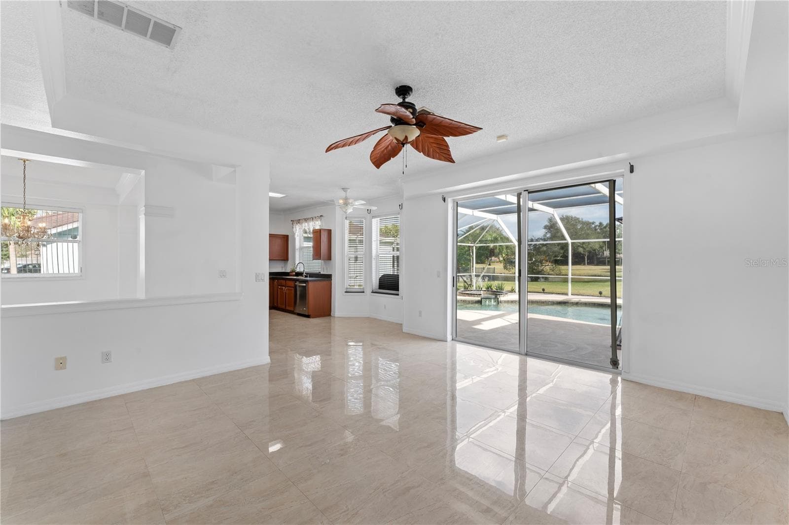 Single Family Residence at 617 LAKESCAPE CT, ORLANDO, photo 11 of 42