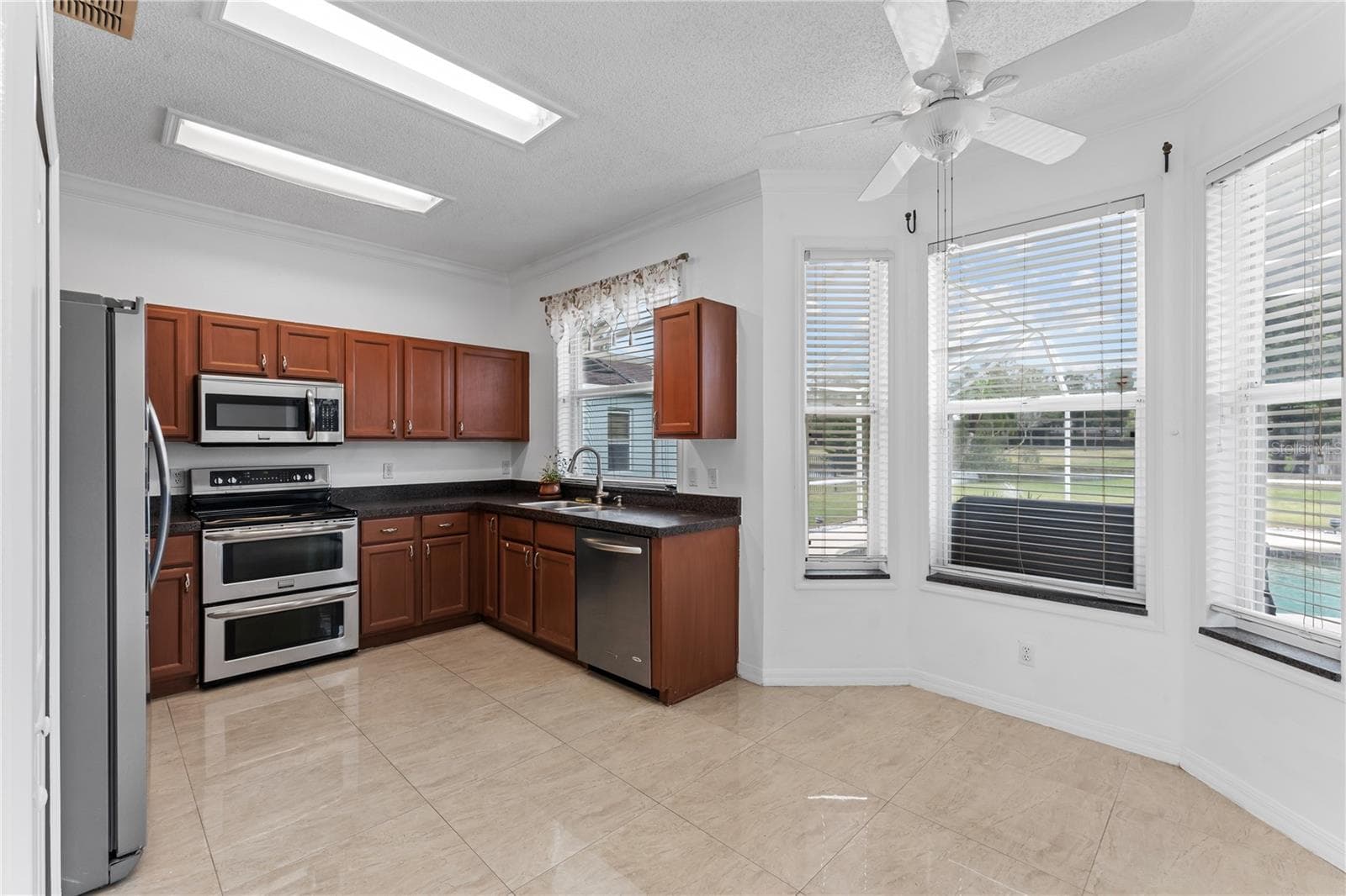 Single Family Residence at 617 LAKESCAPE CT, ORLANDO, photo 14 of 42