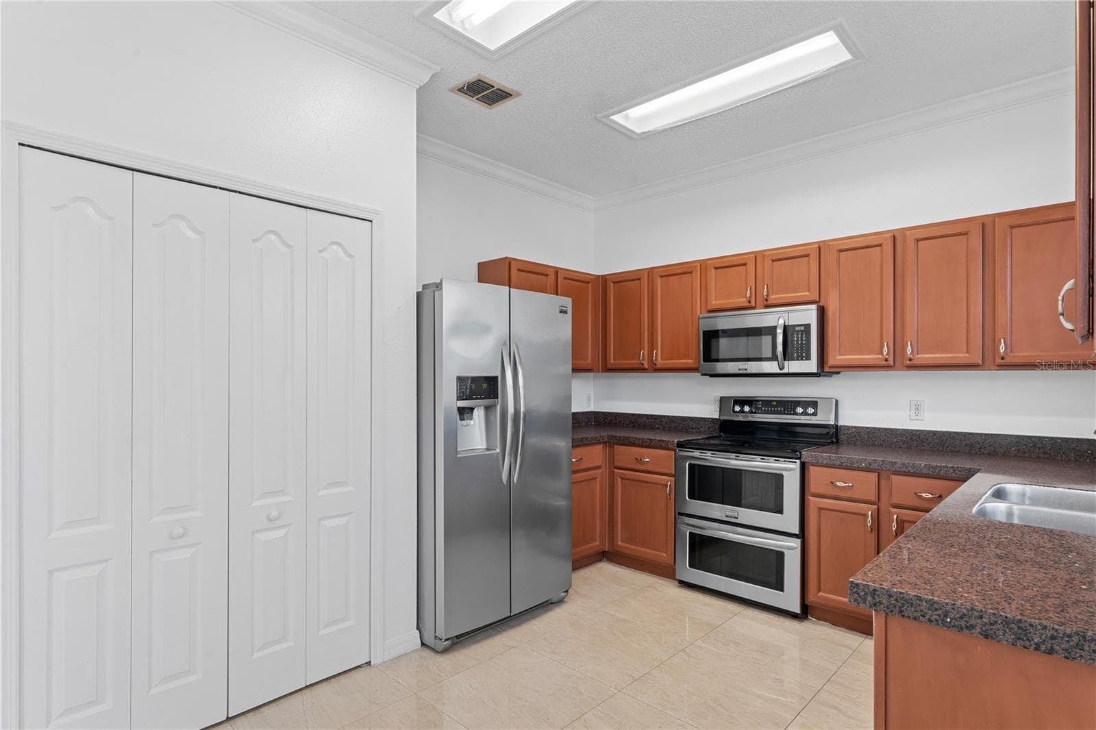 Single Family Residence at 617 LAKESCAPE CT, ORLANDO, photo 15 of 42