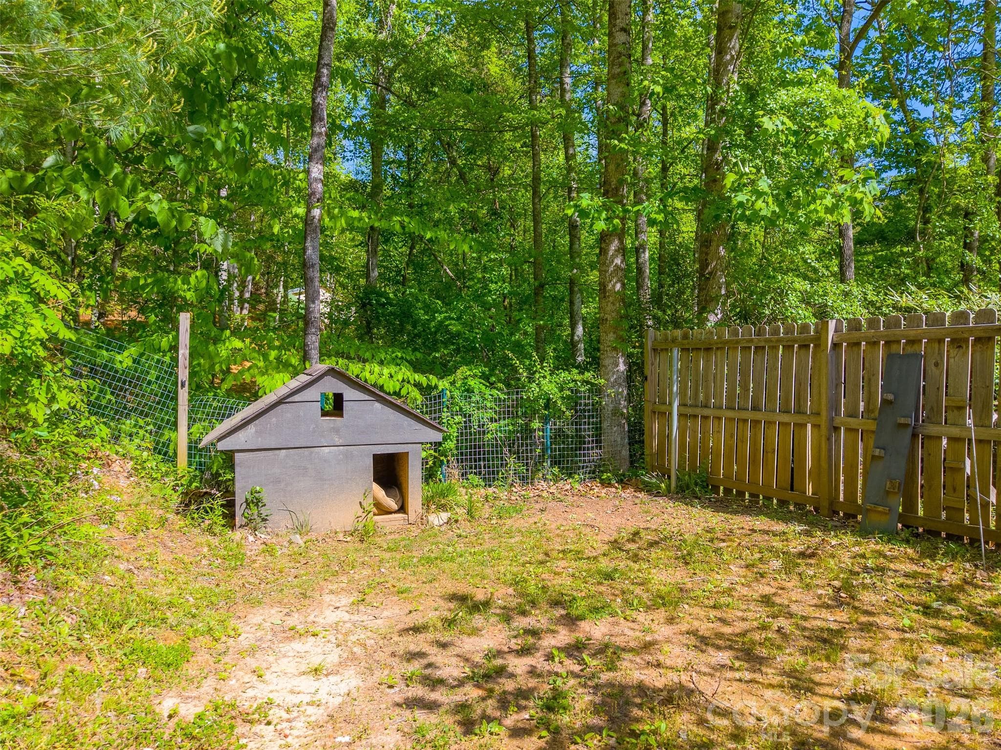 Fenced in back yard with dog and cat house - 110 Wyoming Drive, Sylva