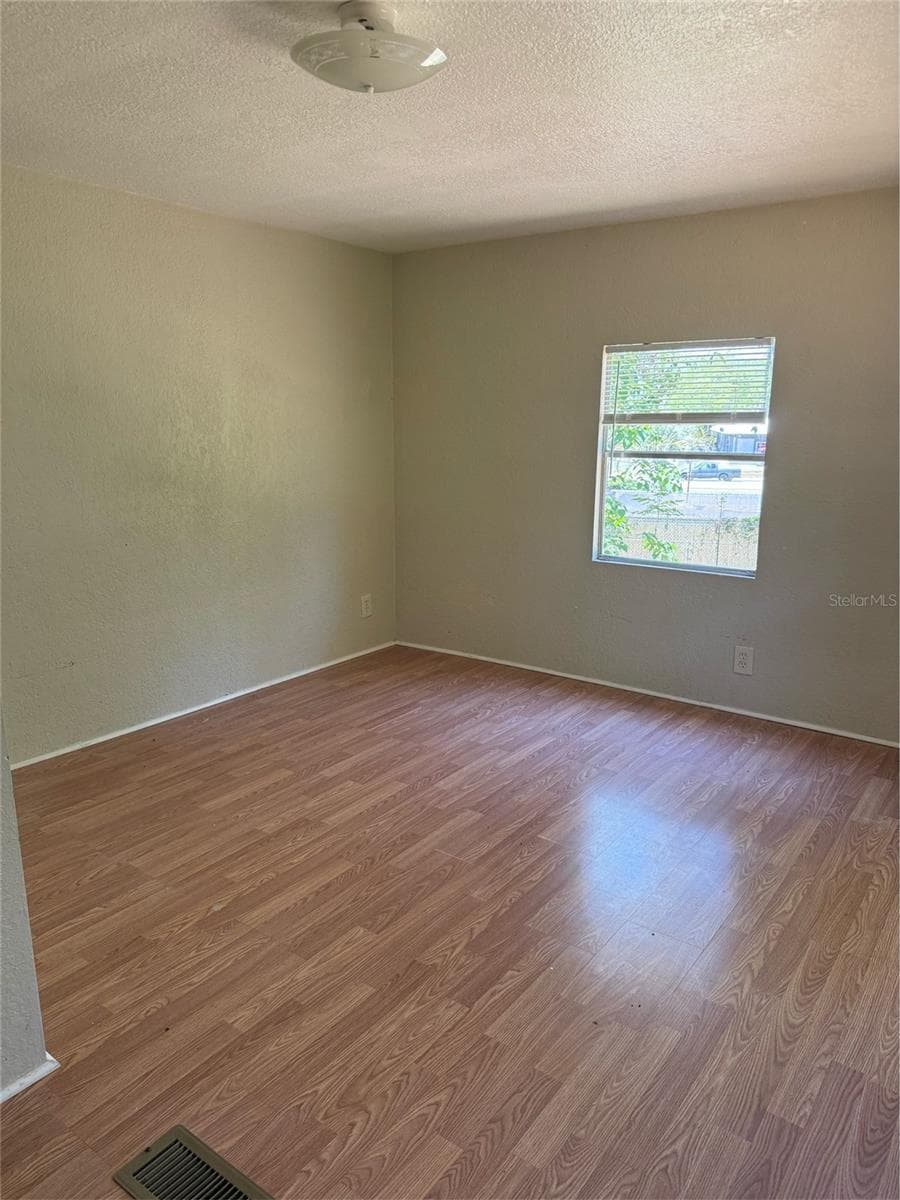 Mobile Home at 2107 HIALEAH AVE, LEESBURG, photo 11 of 23