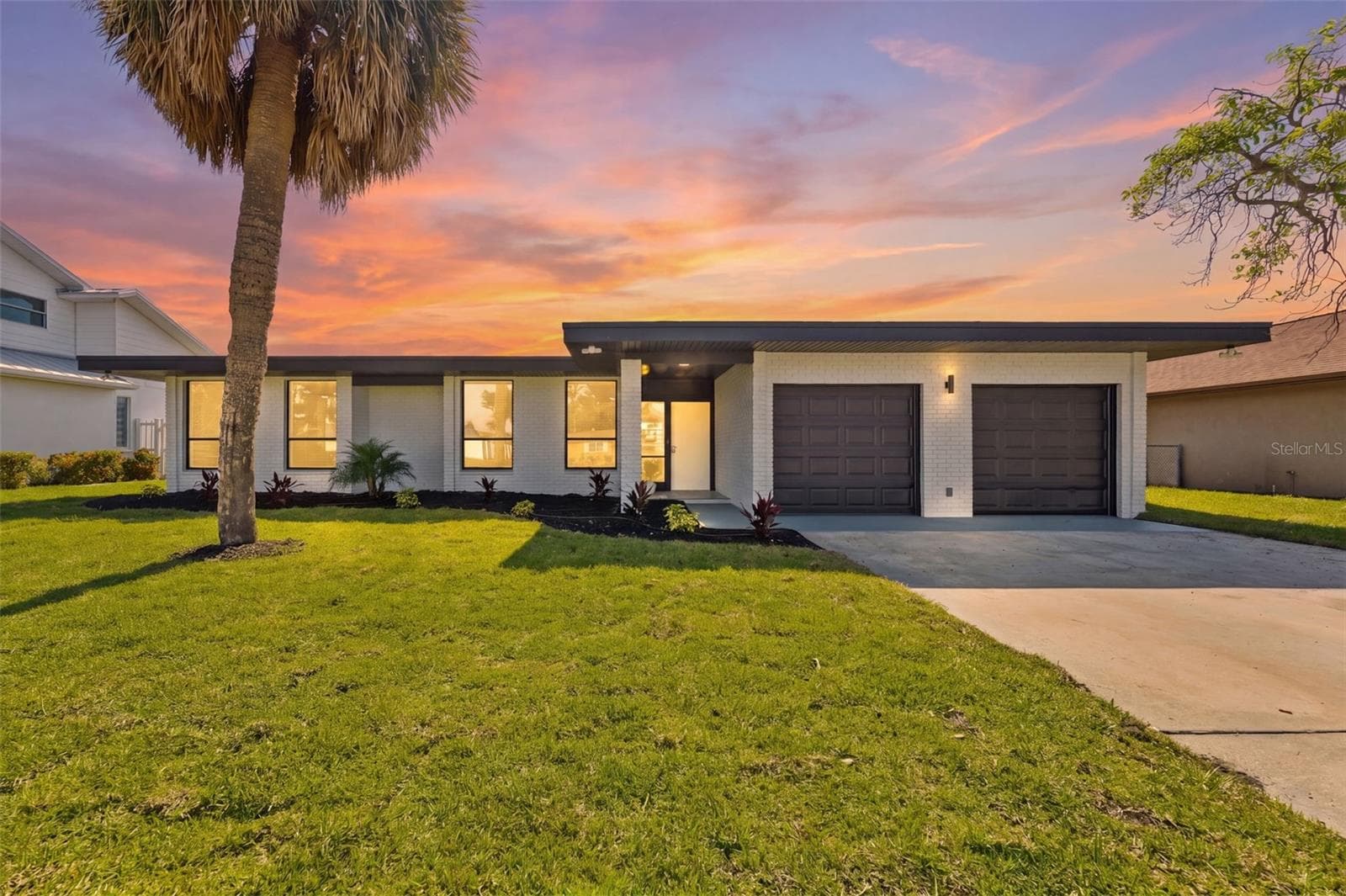 3917 E EDEN ROC CIR