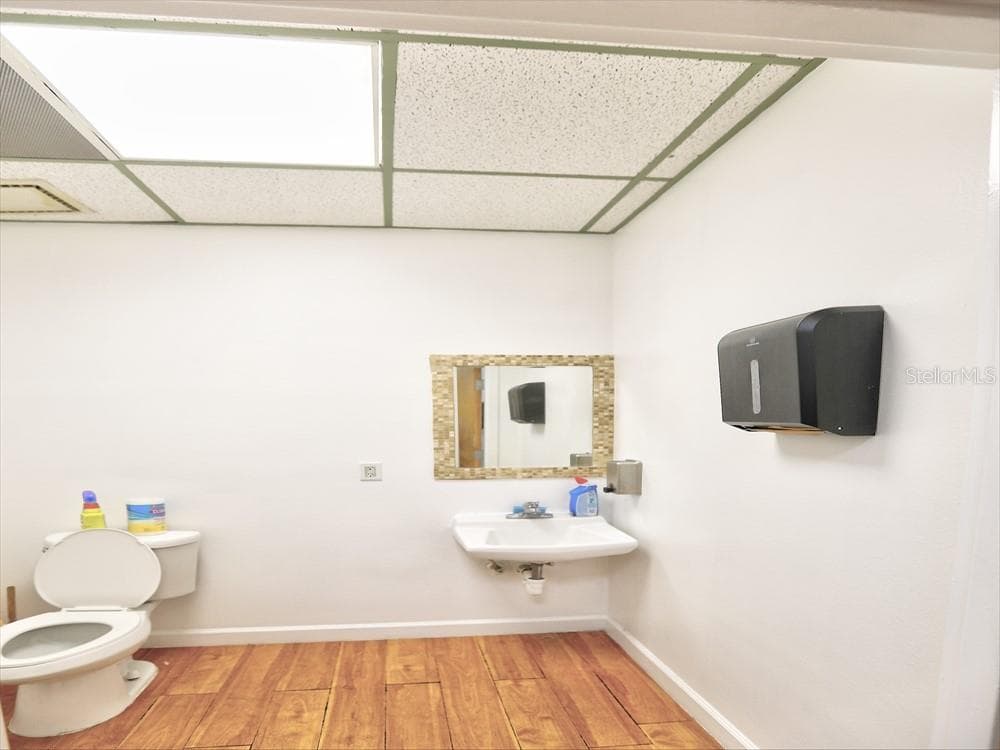 Suite A bathroom - 631 E OAK RIDGE RD, ORLANDO
