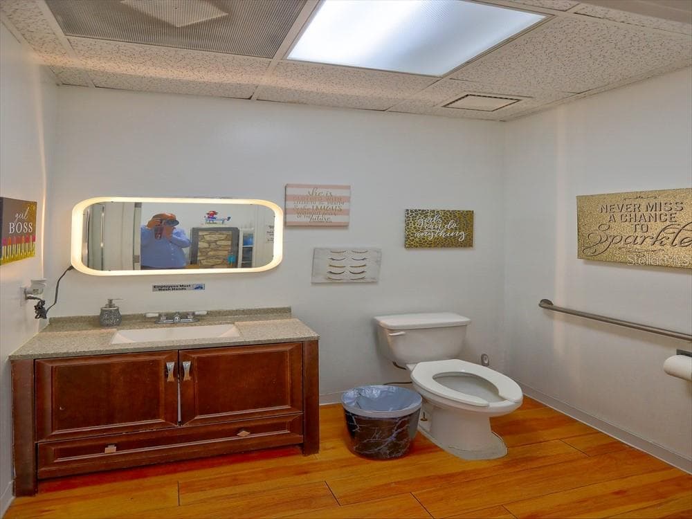 Suite B private bathroom - 631 E OAK RIDGE RD, ORLANDO