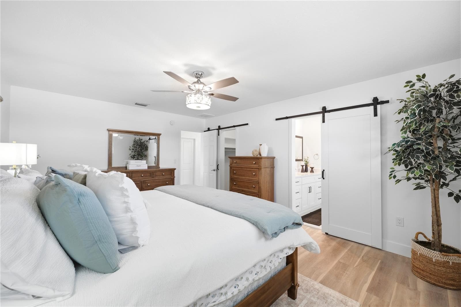 custom barn sliders to the walk in closet and ensuite bathroom - 5016 DORY DR, NEW PORT RICHEY