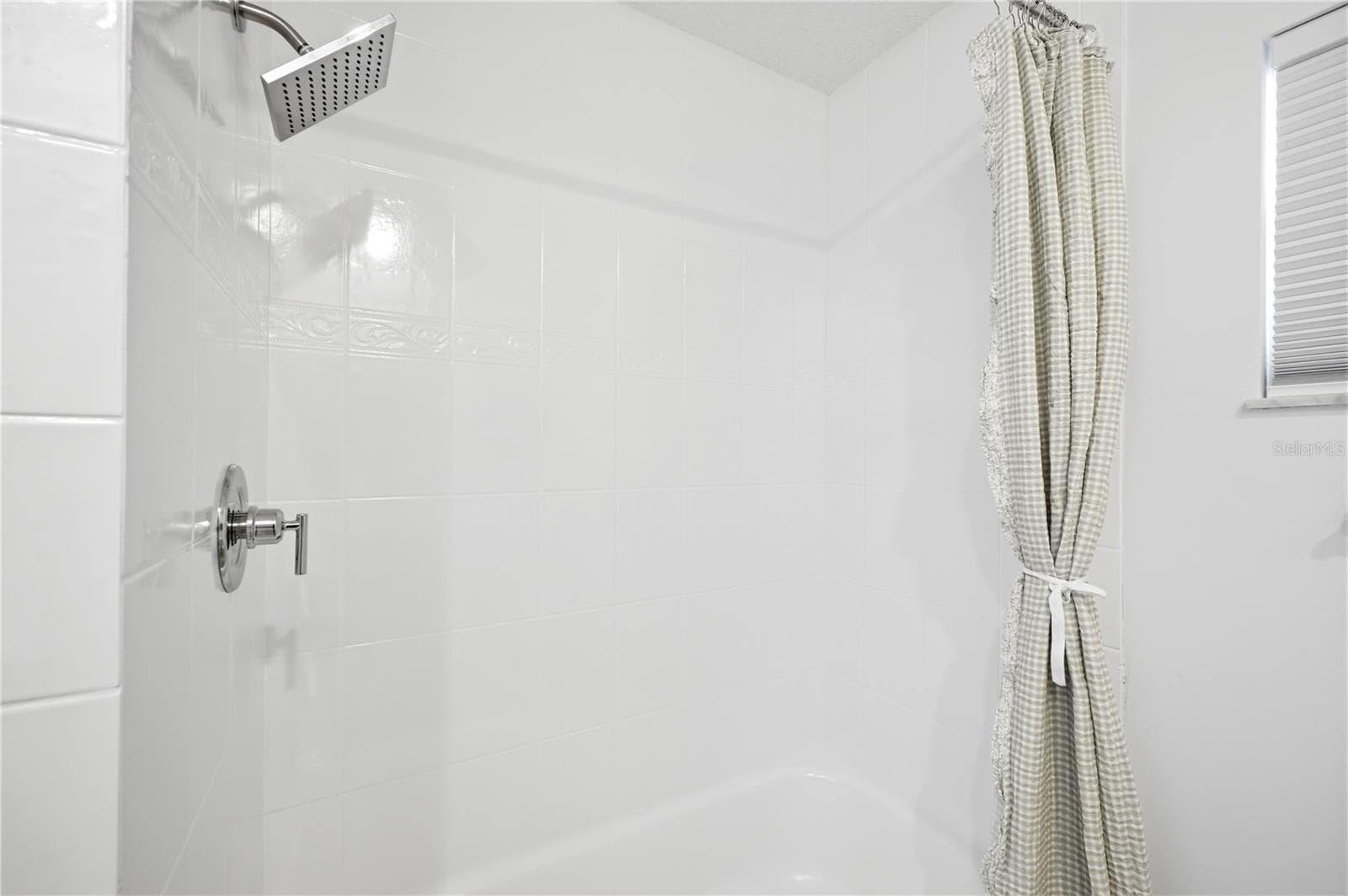 tub and shower combination - 5016 DORY DR, NEW PORT RICHEY