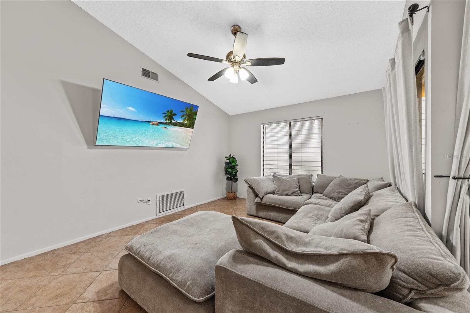 Single Family Residence at 335 KIRKCALDY DR, WINTER SPRINGS, photo 8 of 50