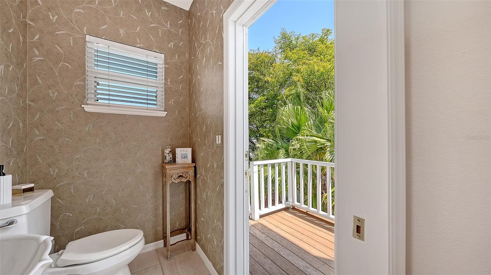 Next to the dining room is a perfectly sized powder bath which doubles as a pool bath off the outside rear porch. - 3040 GULF OF MEXICO DR #3, LONGBOAT KEY