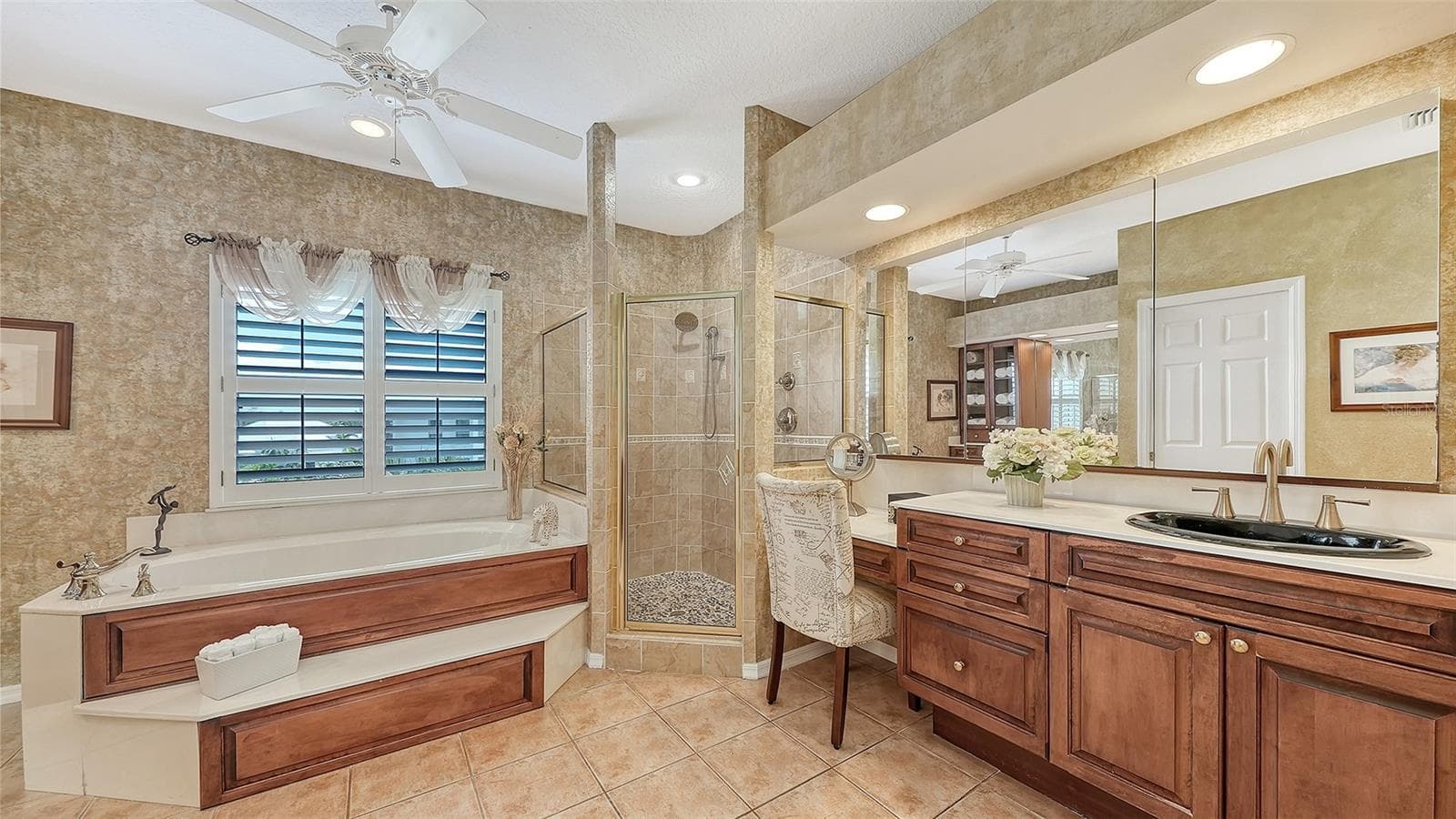 Your private retreat with a spa-inspired en-suite bath features dual vanities, makeup vanity, soaking tub and separate shower with upgraded fixtures and specialty tiling details and new showerhead. - 3040 GULF OF MEXICO DR #3, LONGBOAT KEY