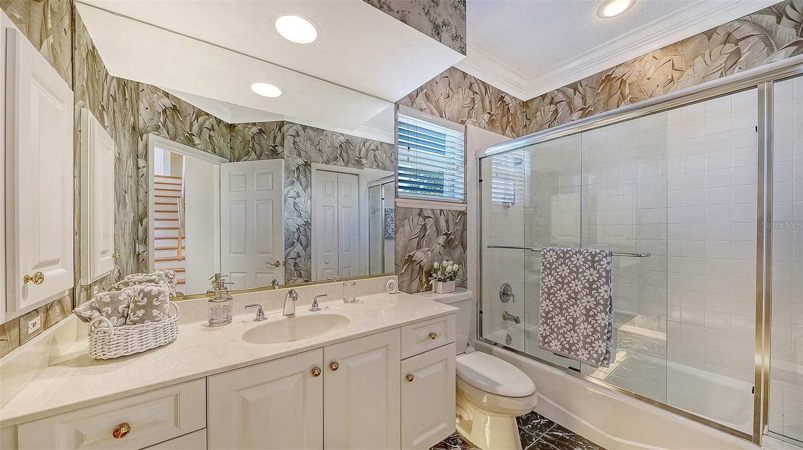 Cozy guest bath features spacious vanity, tub/shower with sliding glass doors, plenty of mirrors and tile floors! - 3040 GULF OF MEXICO DR #3, LONGBOAT KEY