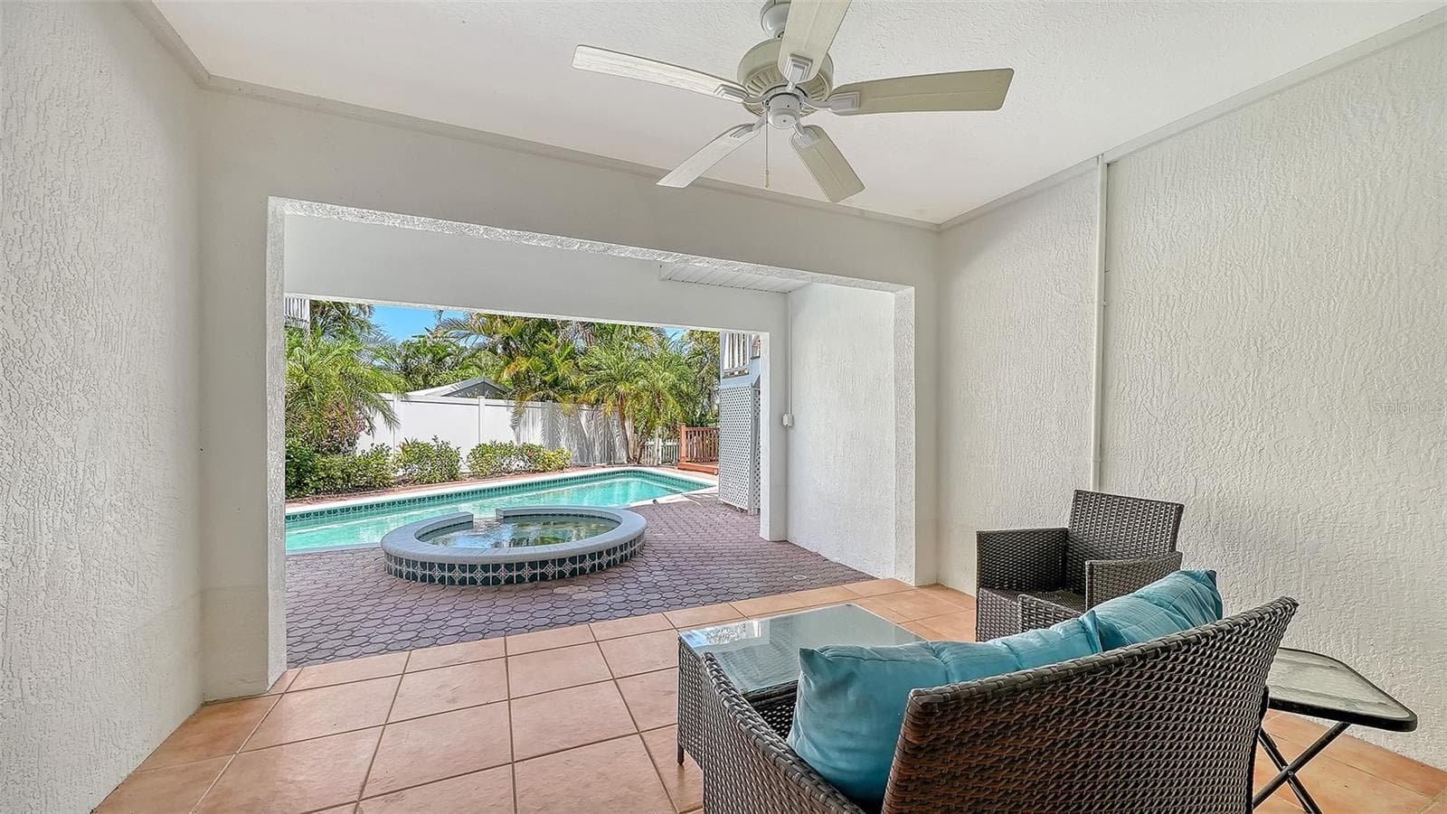 Don't miss out on any outdoor Florida recreation by taking a swim in the pool and hot tub! - 3040 GULF OF MEXICO DR #3, LONGBOAT KEY