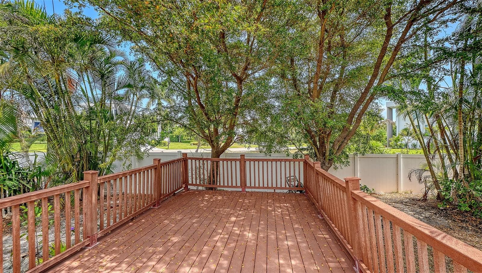 Outdoor living is perfect in this fully fenced back garden, designed for privacy and pets! - 3040 GULF OF MEXICO DR #3, LONGBOAT KEY