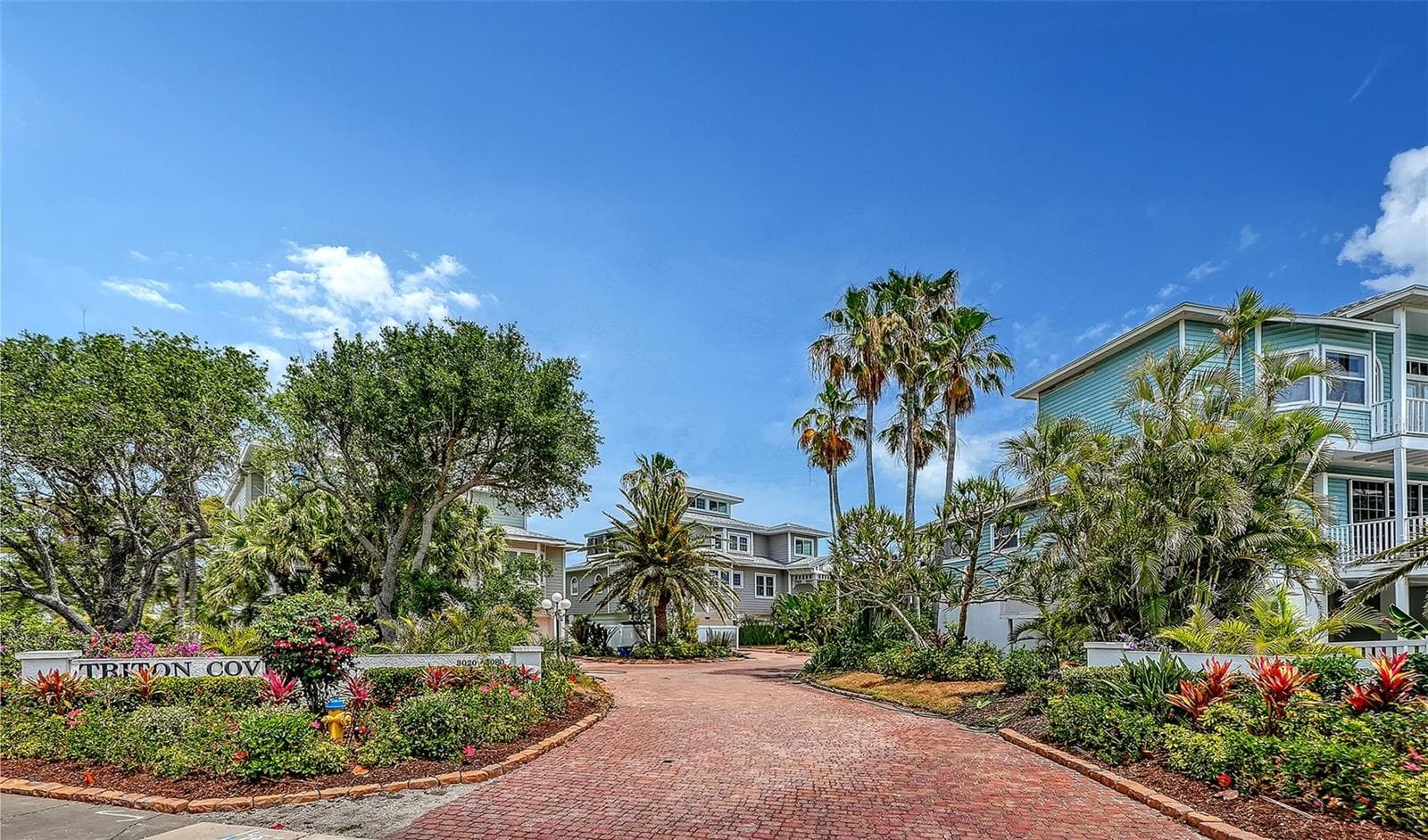 With easy access to the Sarasota mainland and St Armands Circle, it is conveniently located near Publix, CVS pharmacy and Bay Isles shopping center. Boat rentals and boat storage can be found up and down Longboat Key. - 3040 GULF OF MEXICO DR #3, LONGBOAT KEY