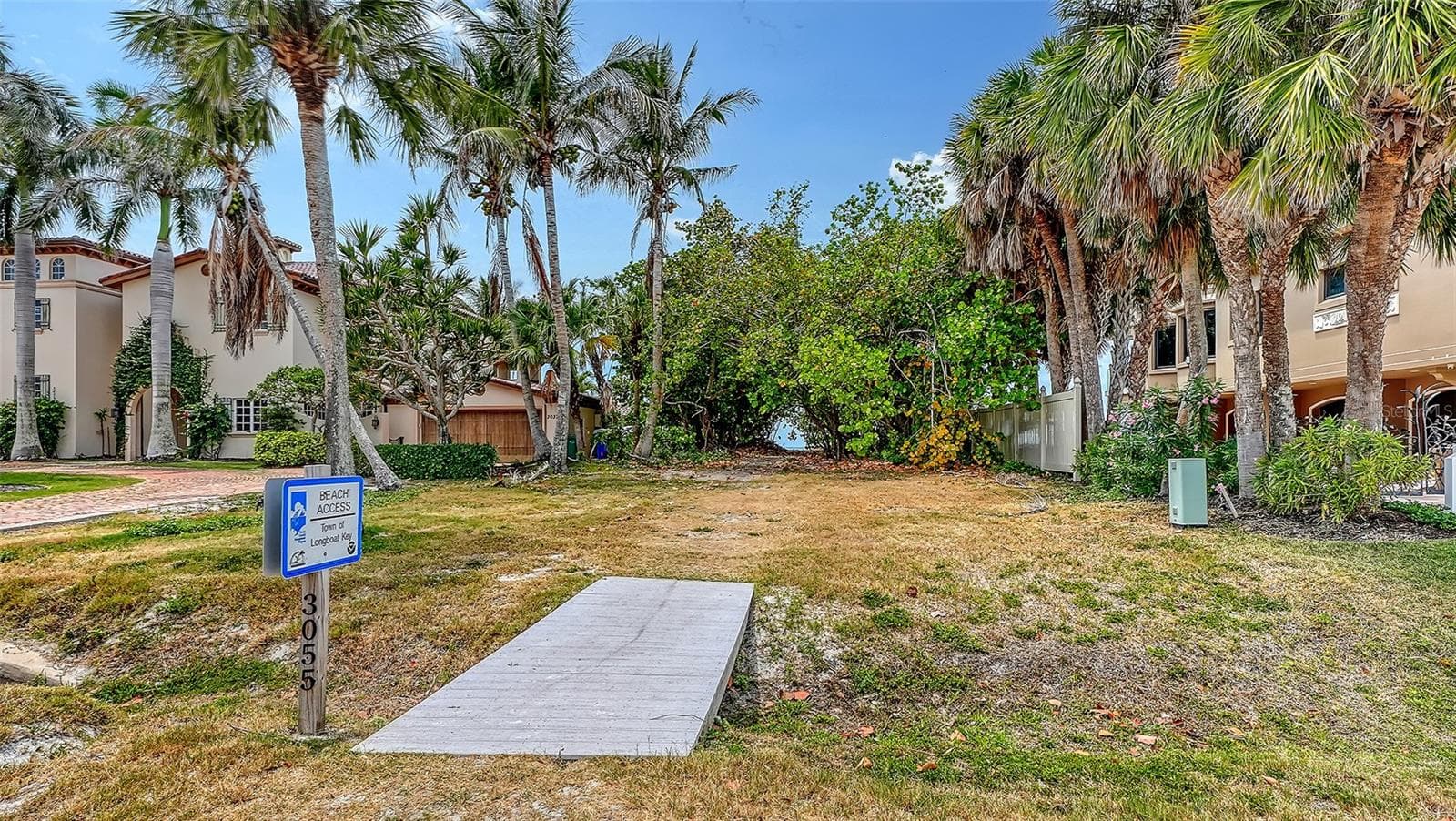 Don't miss out on visiting this beach access to the blue, blue waters of the Gulf across the street from this private pool island home. - 3040 GULF OF MEXICO DR #3, LONGBOAT KEY