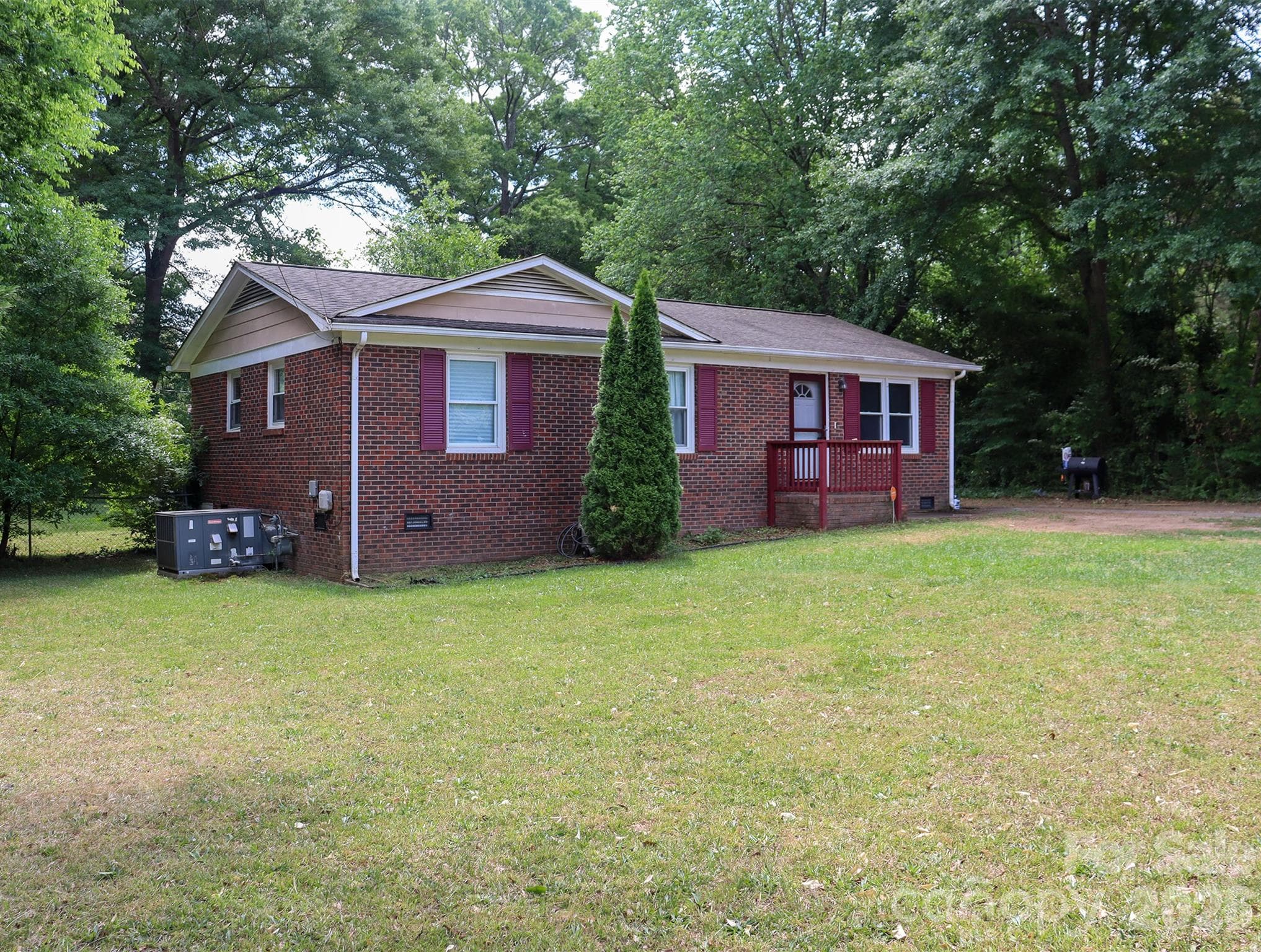 Single Family Residence at 1006 Iris Drive, Gastonia, photo 2 of 30