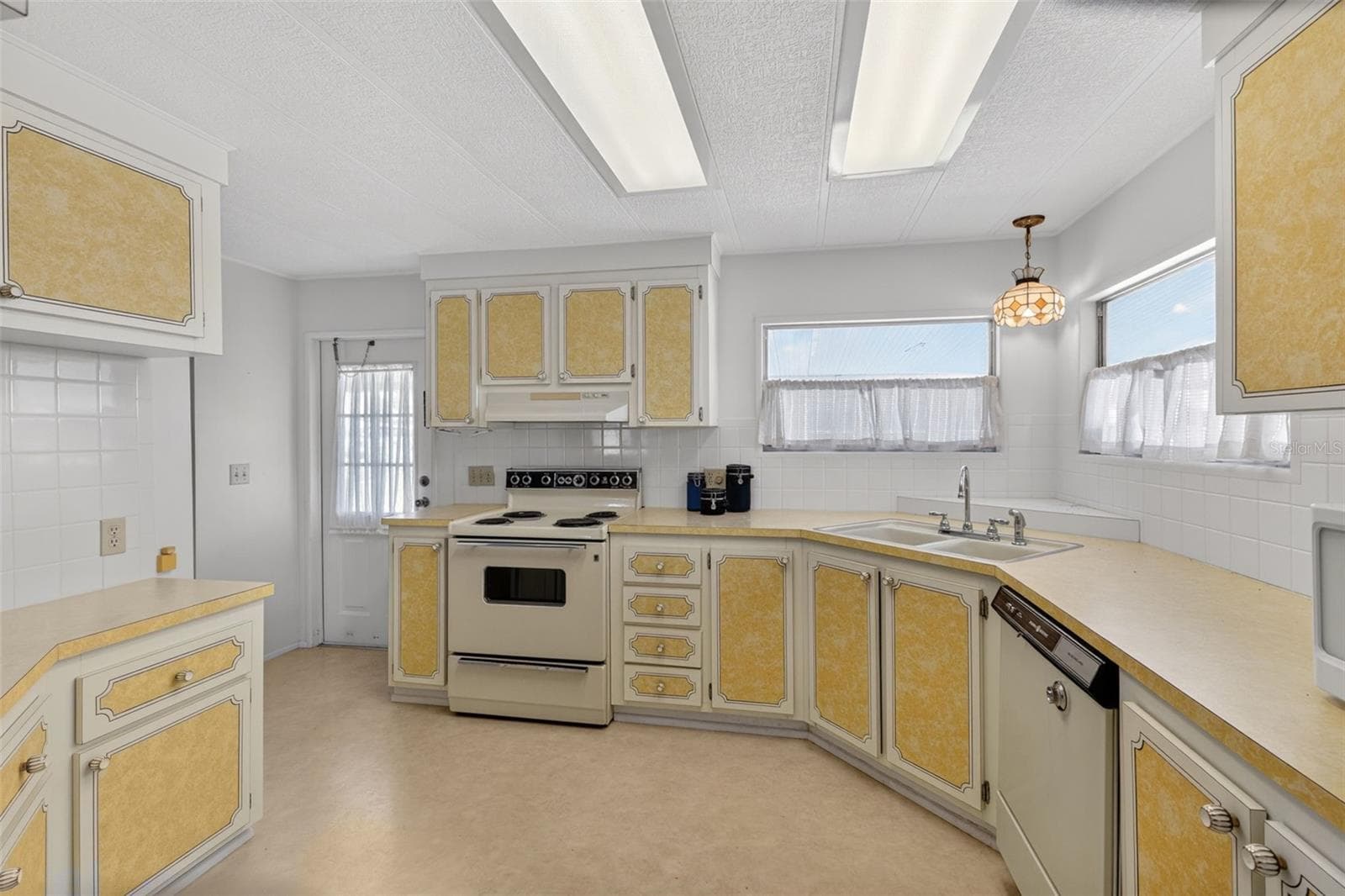 Manufactured Home at 322 ROBALO, NORTH PORT, photo 4 of 30