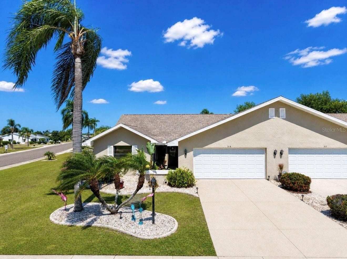 Half Duplex at 319 LINGER LN, SUN CITY CENTER, photo 4 of 27