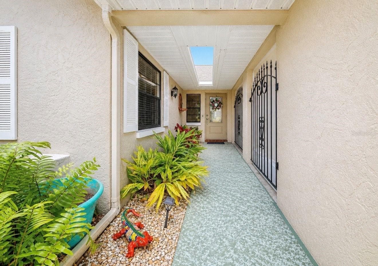 Half Duplex at 319 LINGER LN, SUN CITY CENTER, photo 5 of 27