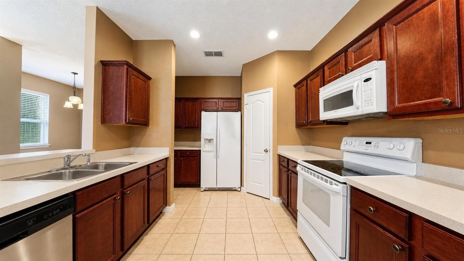 Beautiful cabinet work in the kitchen. - 4116 ORANGE TREE CT, ST CLOUD
