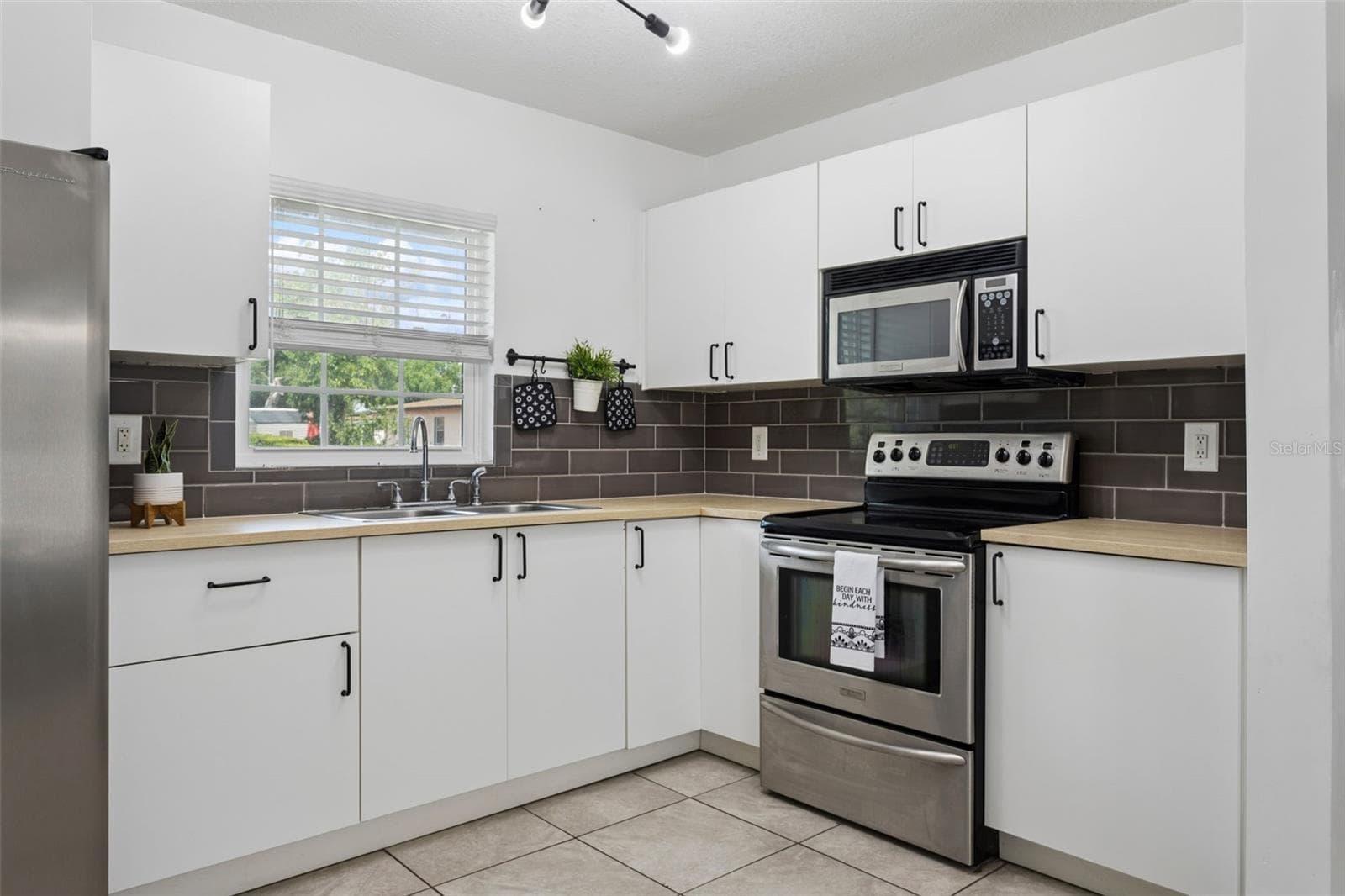 Single Family Residence at 8303 TEMPLE PARK DR, TAMPA, photo 4 of 25