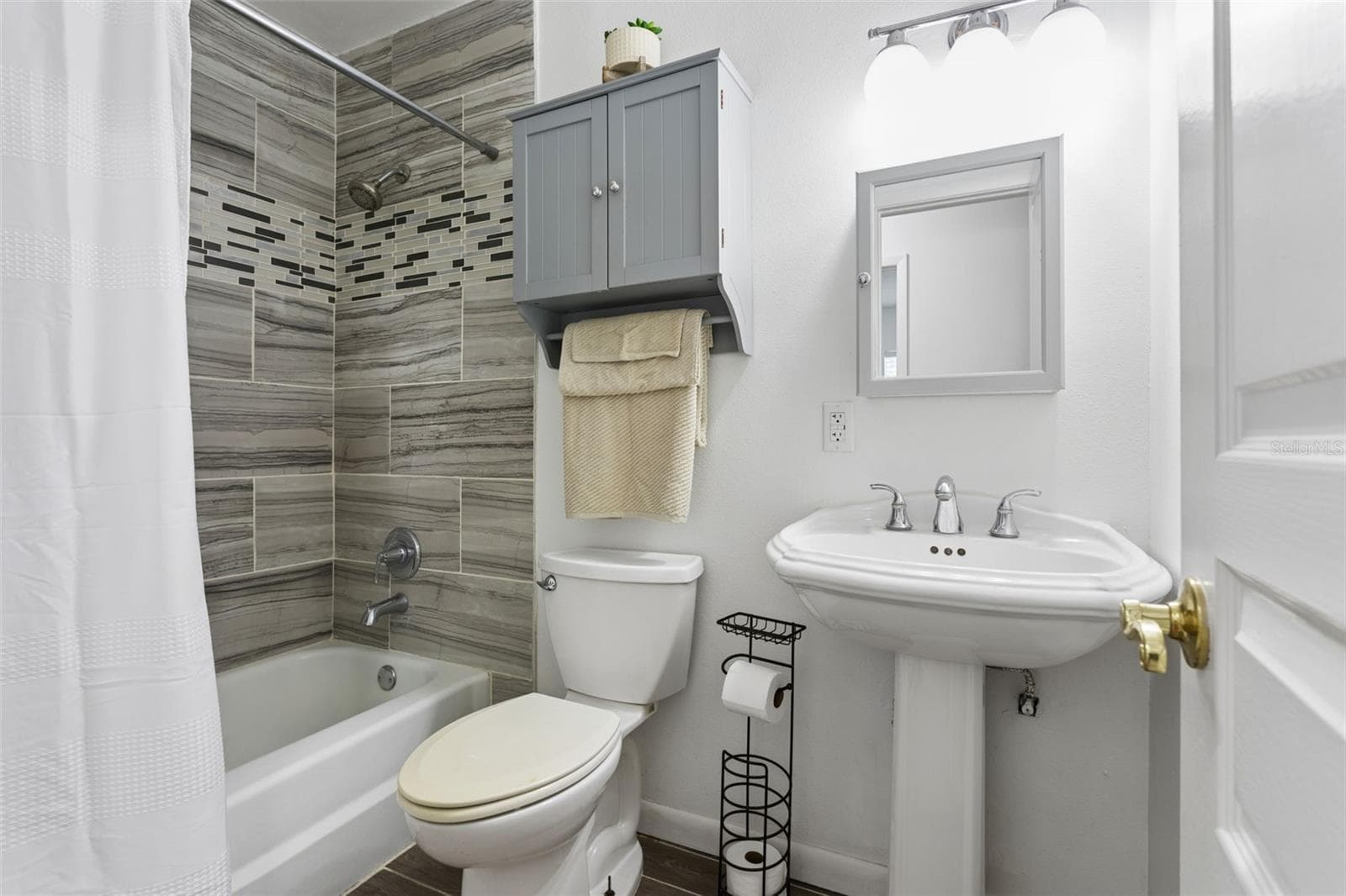 Single Family Residence at 8303 TEMPLE PARK DR, TAMPA, photo 17 of 25