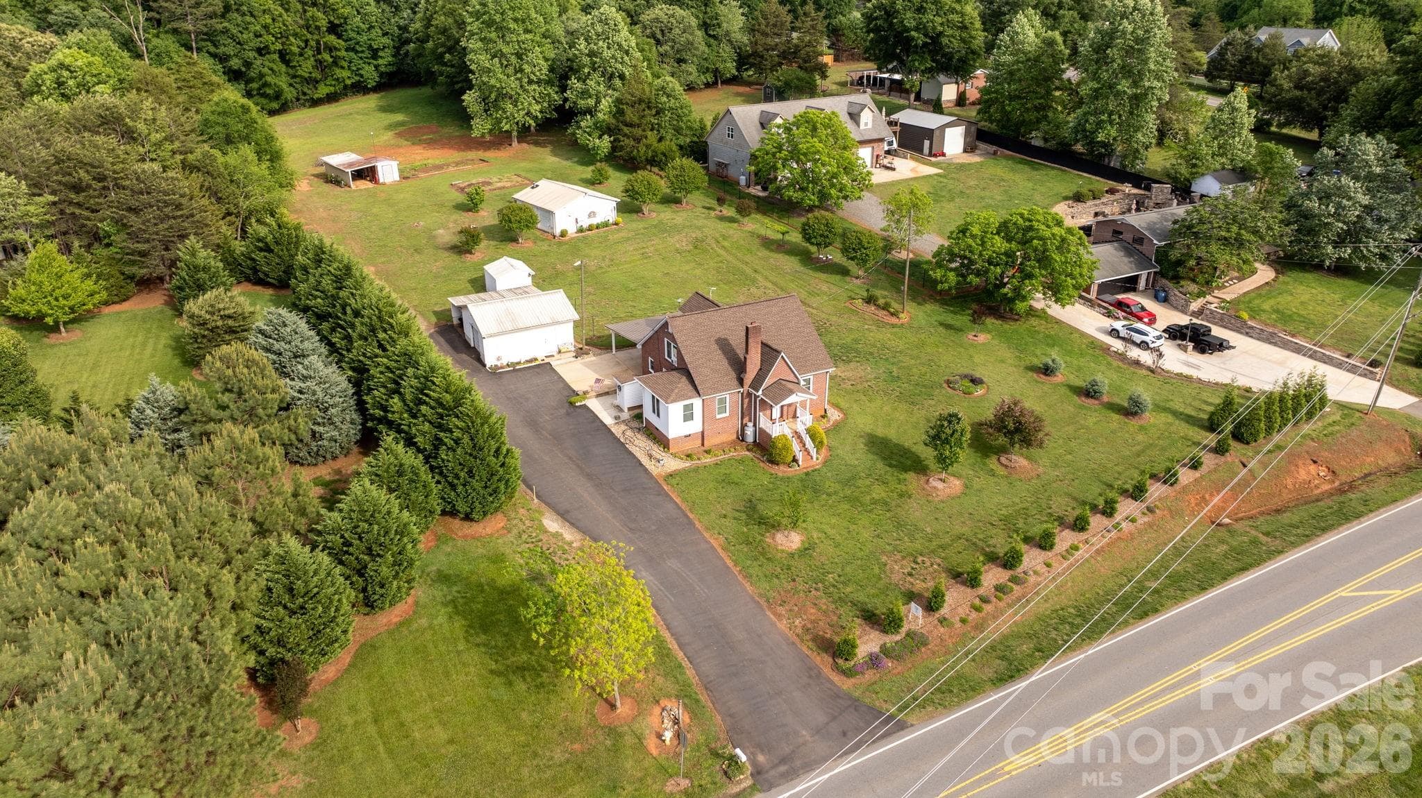 Beautiful acreage with several outbuildings. Close to town too! - None, Newton