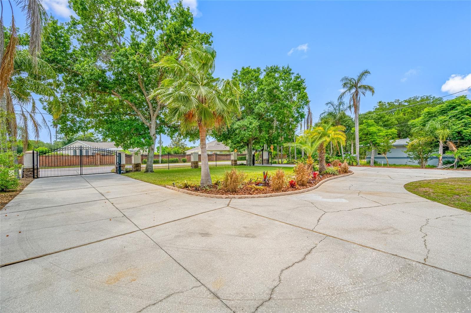 Circular driveway - 15314 LAKE MAGDALENE BLVD, TAMPA