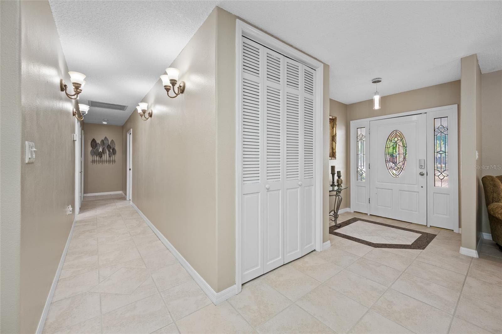 Hallway to Primary Bedroom & Bedroom 2 - 15314 LAKE MAGDALENE BLVD, TAMPA