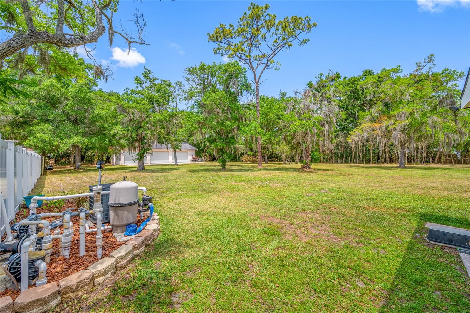 Expansive yard - 15314 LAKE MAGDALENE BLVD, TAMPA