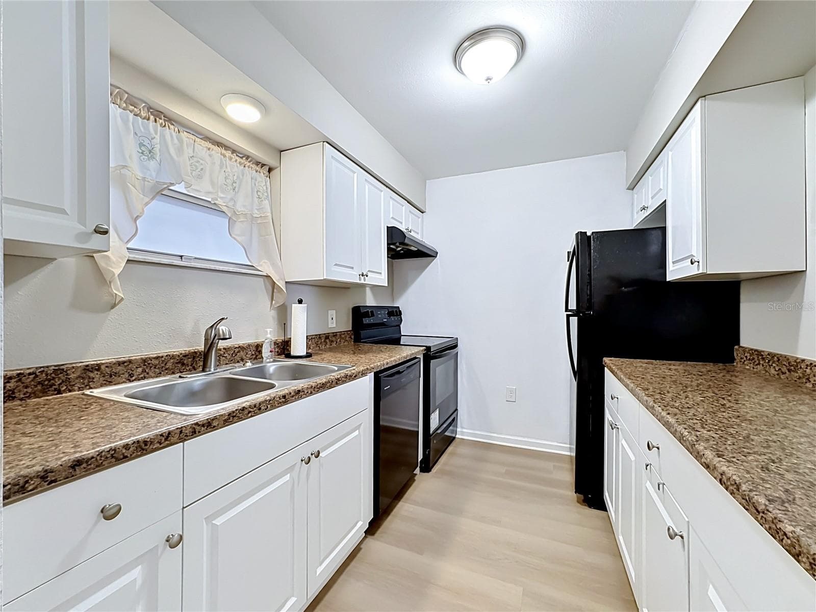 Condominium at 5507 FOUNTAIN LAKE CIR #B206, BRADENTON, photo 7 of 33