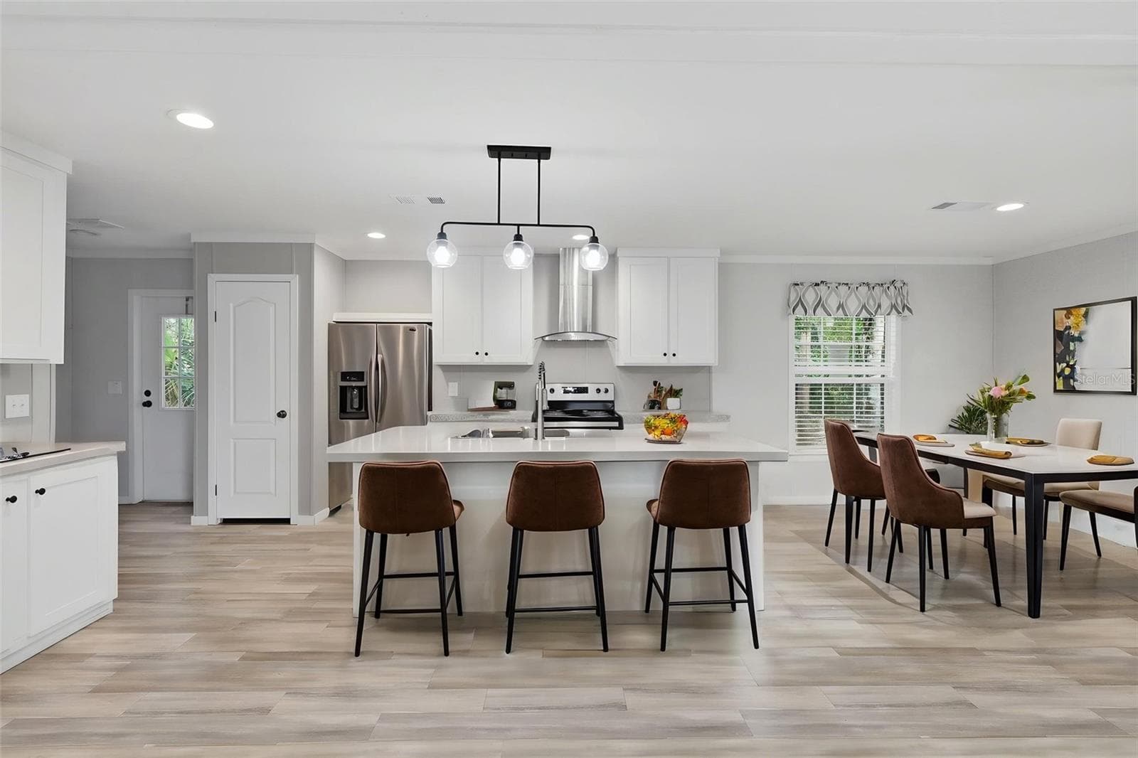 Kitchen and Dining shared space - 781 BAYOU DR, CASSELBERRY