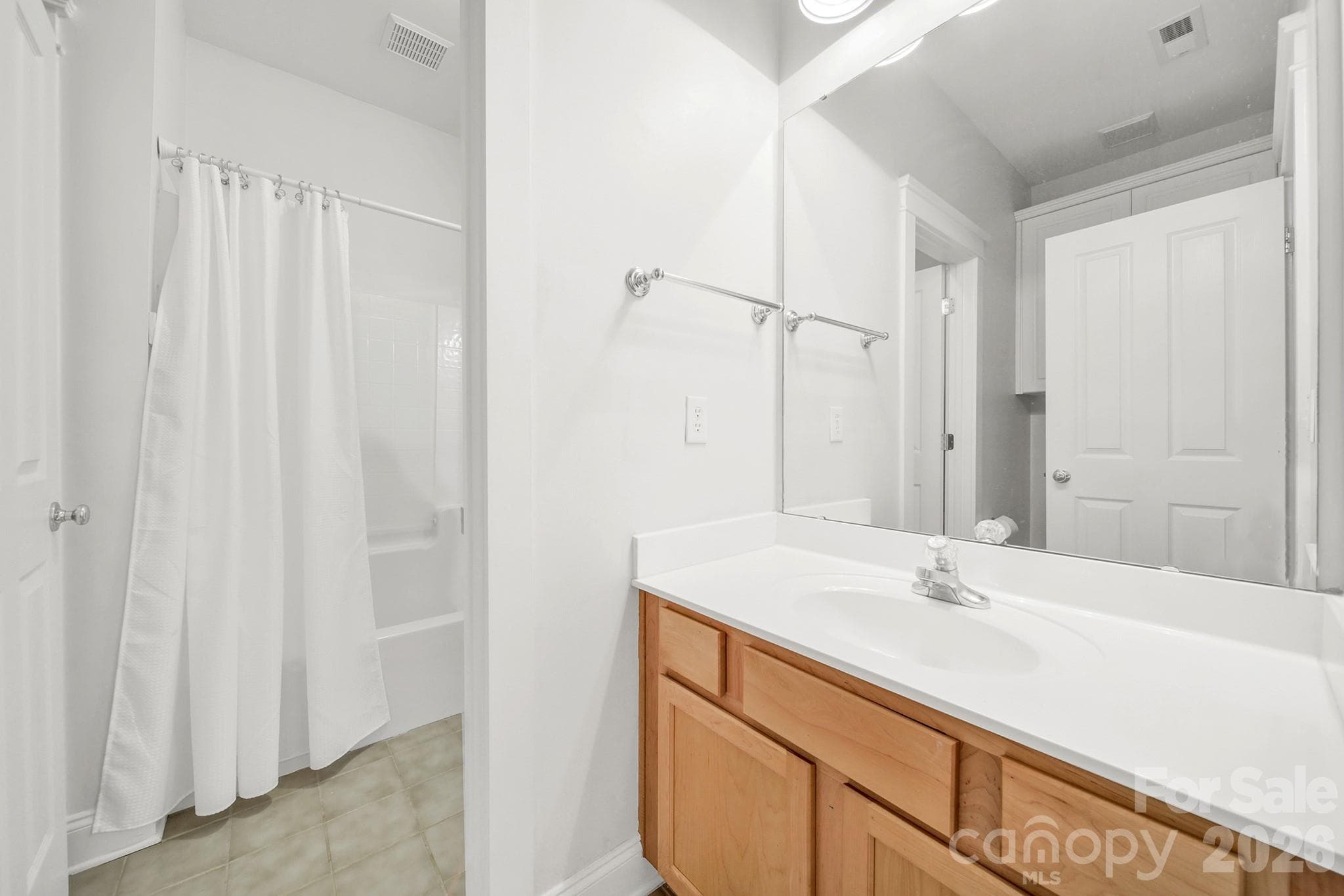 Upstairs Jack & Jill Bath - Each with 2 sinks & 2 toilets only the tub/shower is shared. - 4214 Settler Heights Drive, Fort Mill