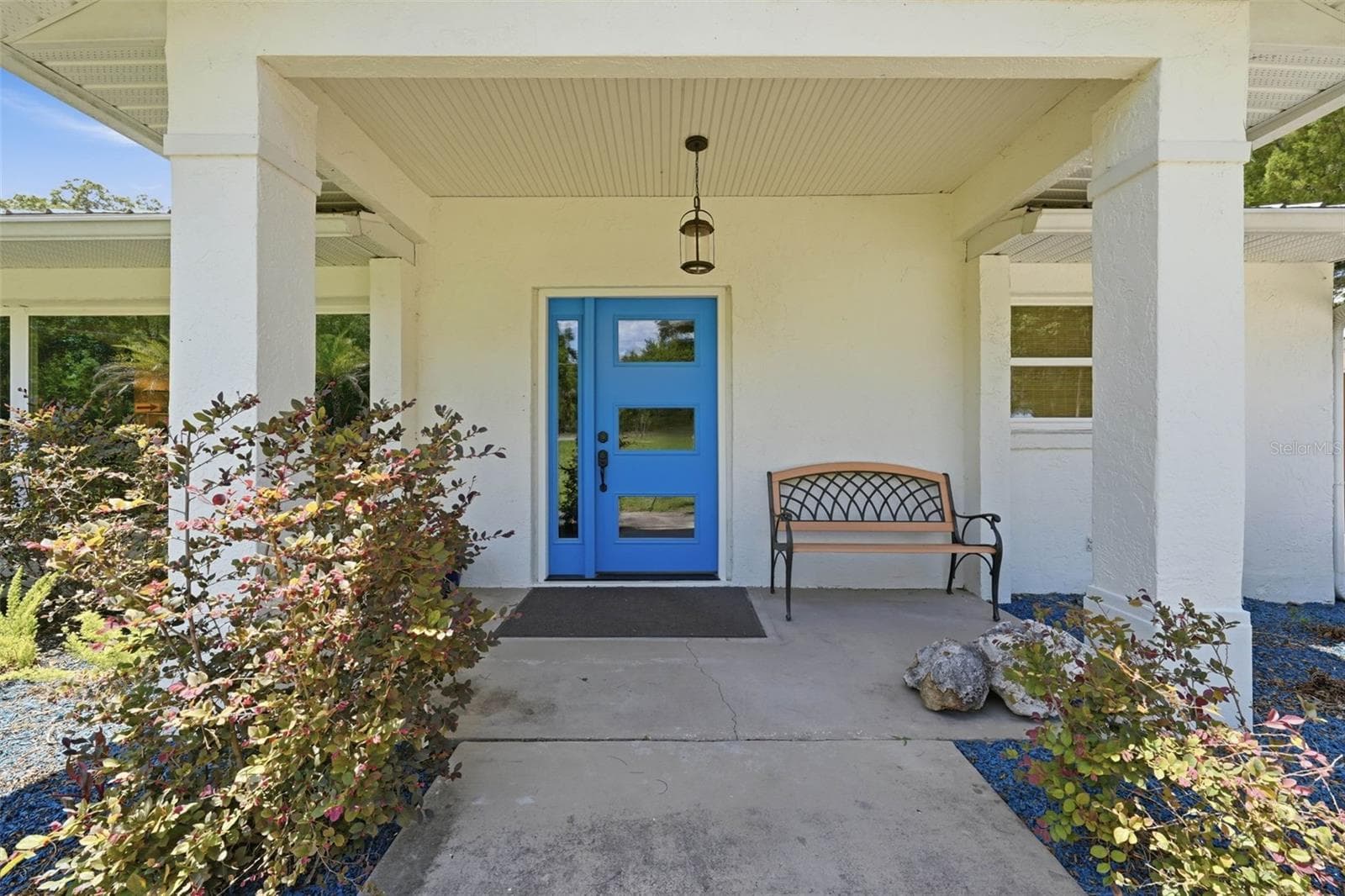 Covered front entry porch - 37237 GRAYS AIRPORT RD, LADY LAKE