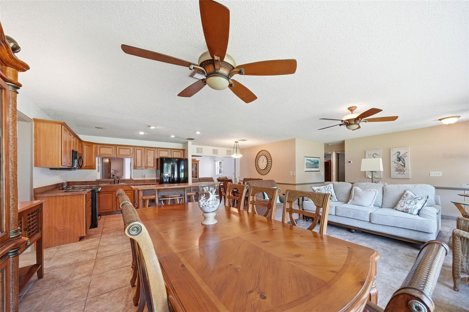 Great room looking to the kitchen - 37237 GRAYS AIRPORT RD, LADY LAKE