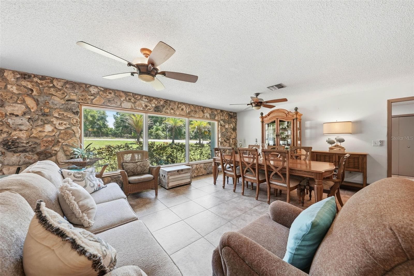 Great room - 37237 GRAYS AIRPORT RD, LADY LAKE