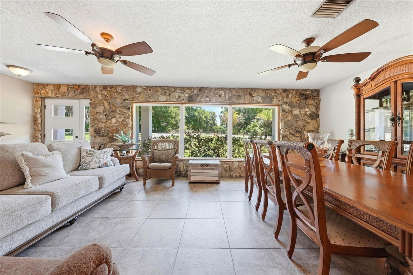 great room - 37237 GRAYS AIRPORT RD, LADY LAKE
