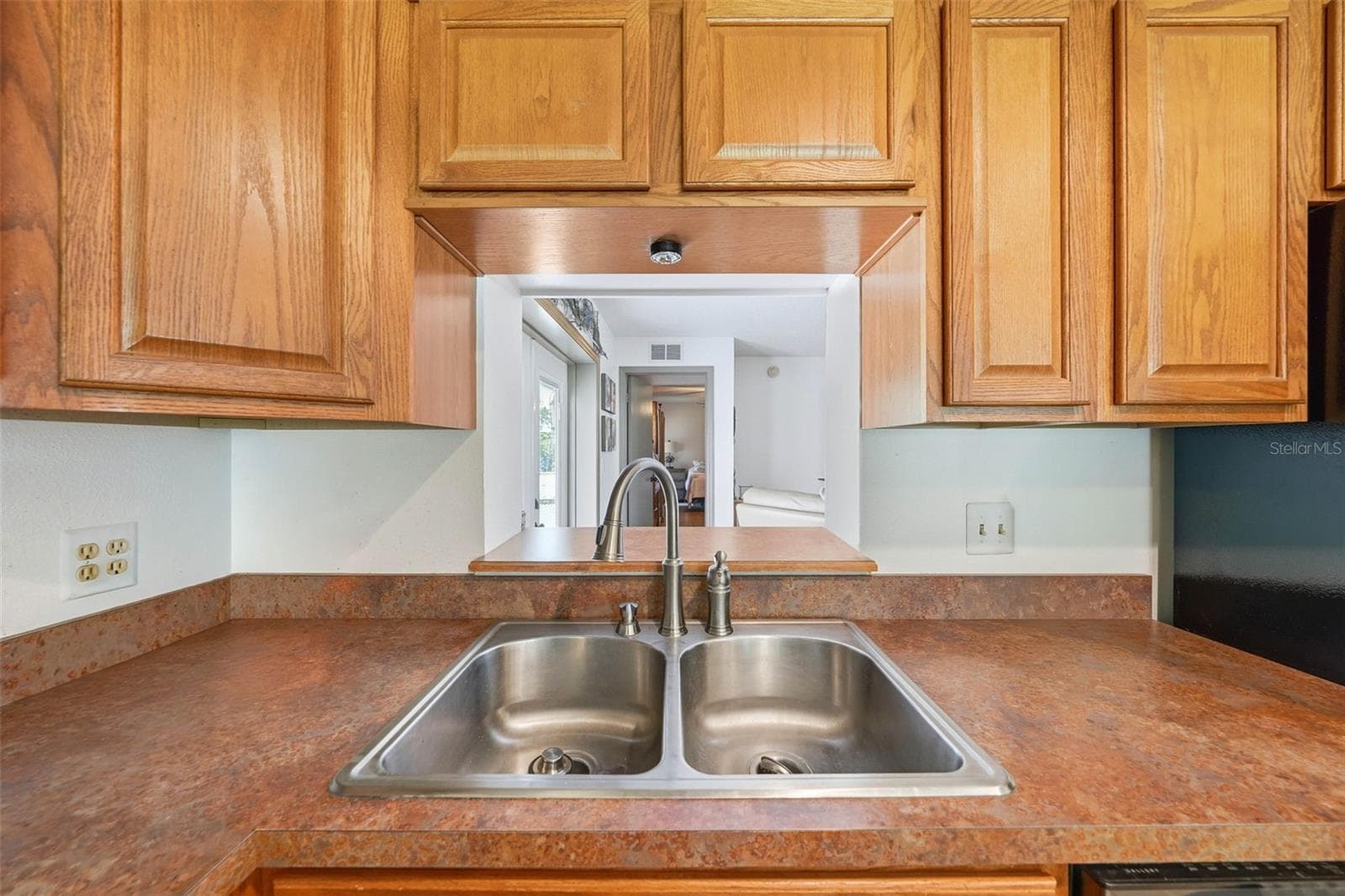 kitchen pass-through into the family room - 37237 GRAYS AIRPORT RD, LADY LAKE