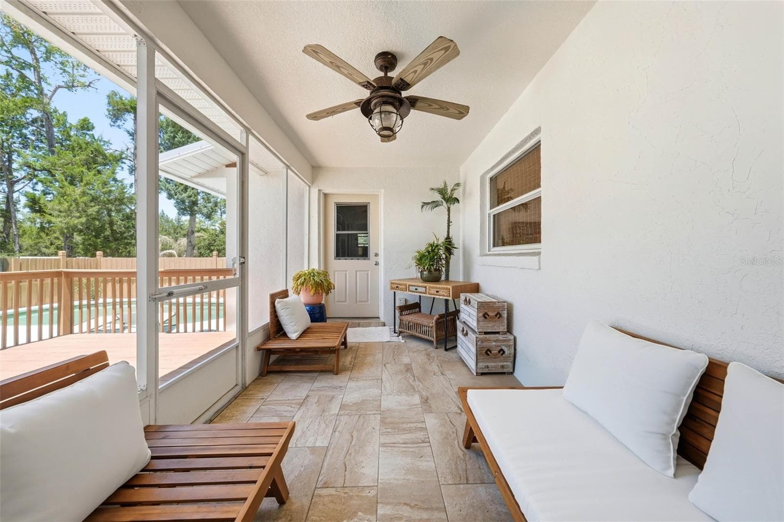 screened back porch. Door to the garage - 37237 GRAYS AIRPORT RD, LADY LAKE