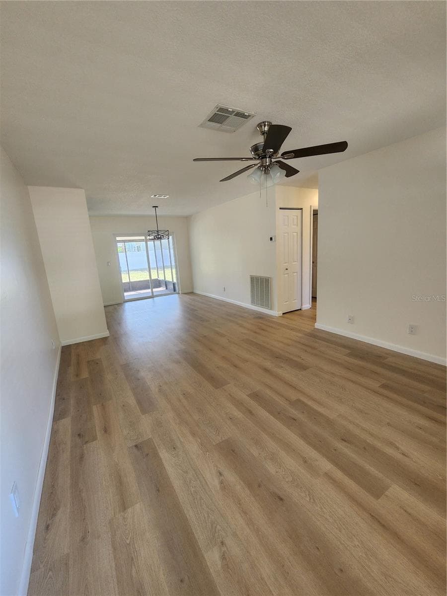 Living - 13010 CUMBERLAND DR, LARGO