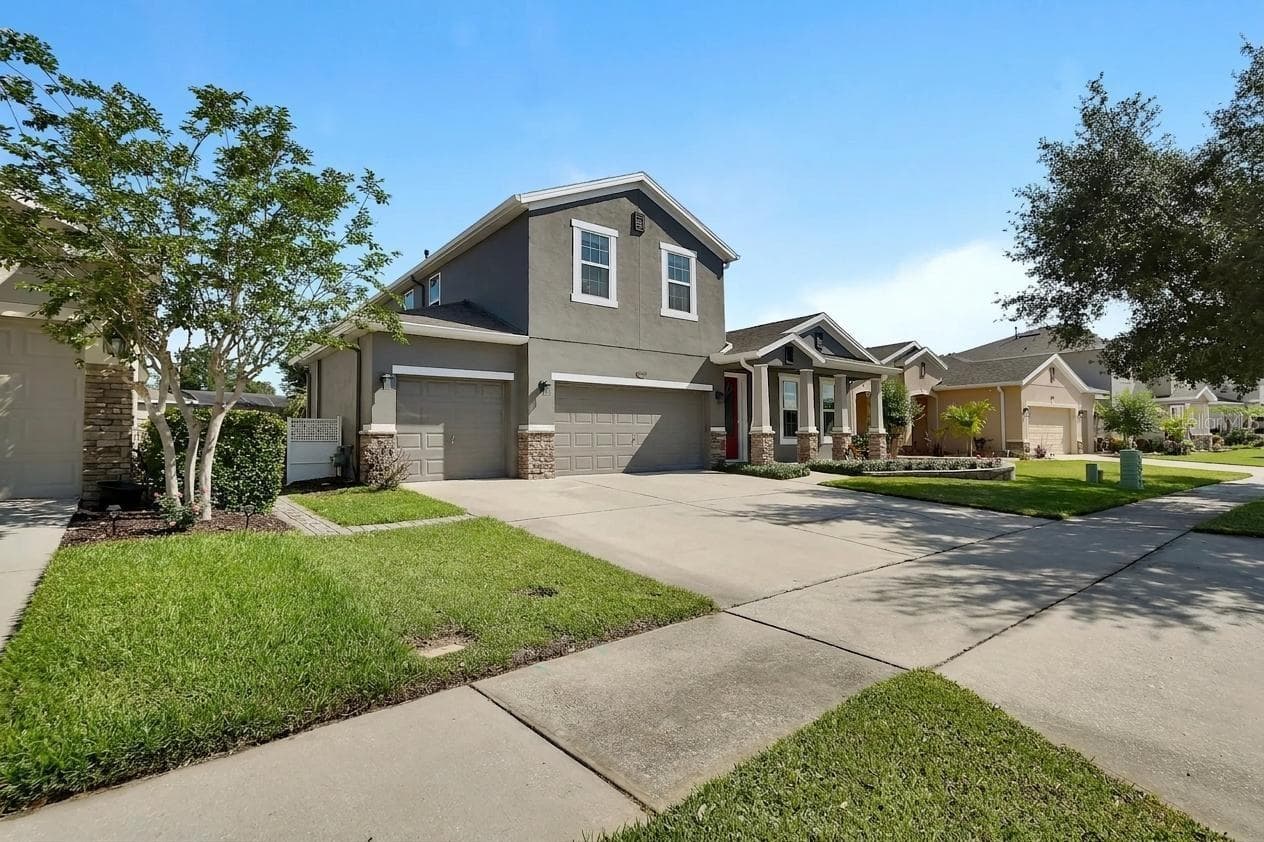 Spacious garage and driveway - 337 ORCHARD HILL ST, DELAND
