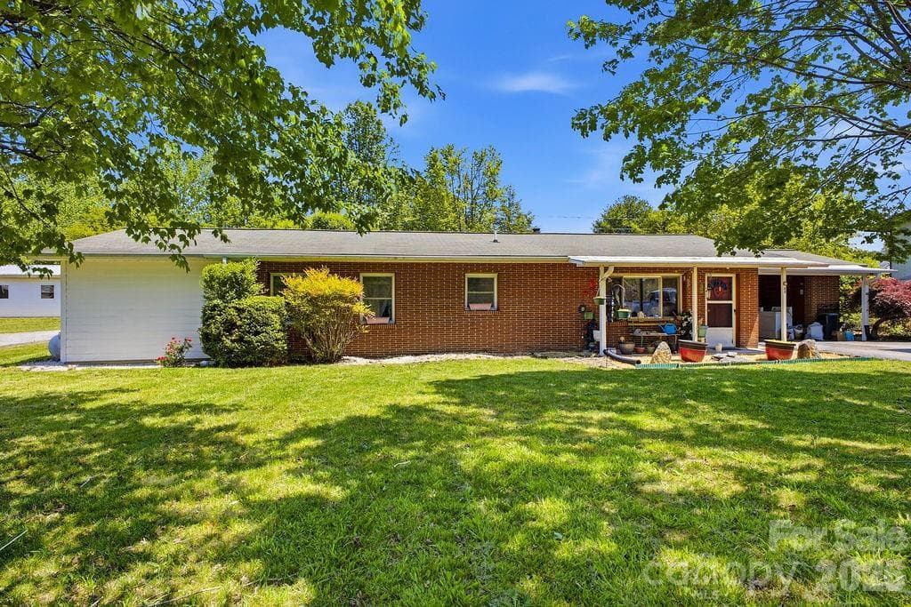 Single Family Residence at 88 Lost Creek Drive, Flat Rock, photo 2 of 34