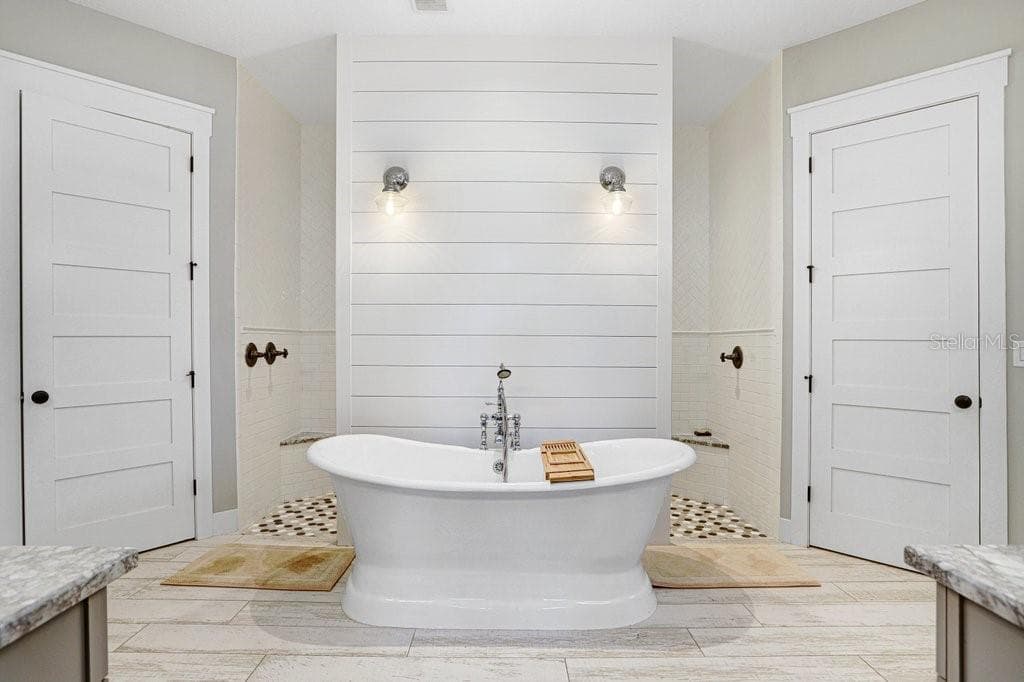 Master Bath with Soaking Tub - 11634 DAVIS POOL RD, SEFFNER