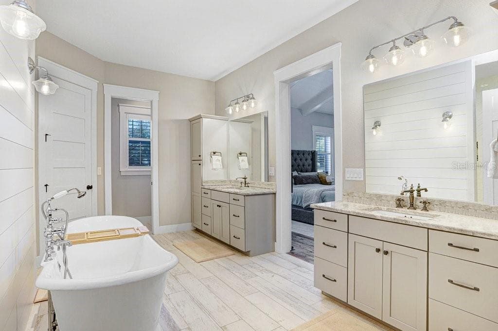 Master Bath Room with walk-in shower - 11634 DAVIS POOL RD, SEFFNER