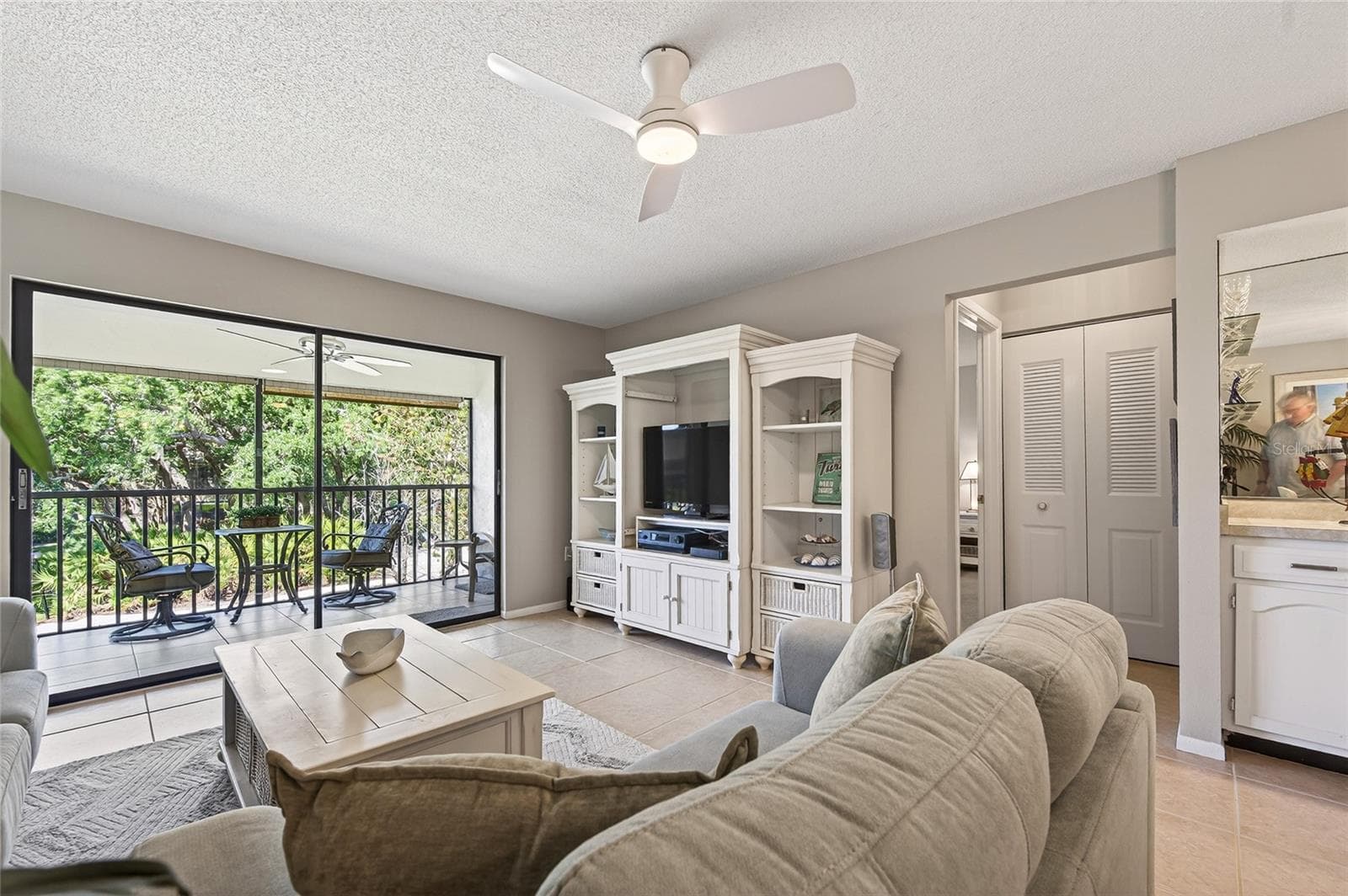 Living Room - 360 THREE LAKES LN #J, VENICE