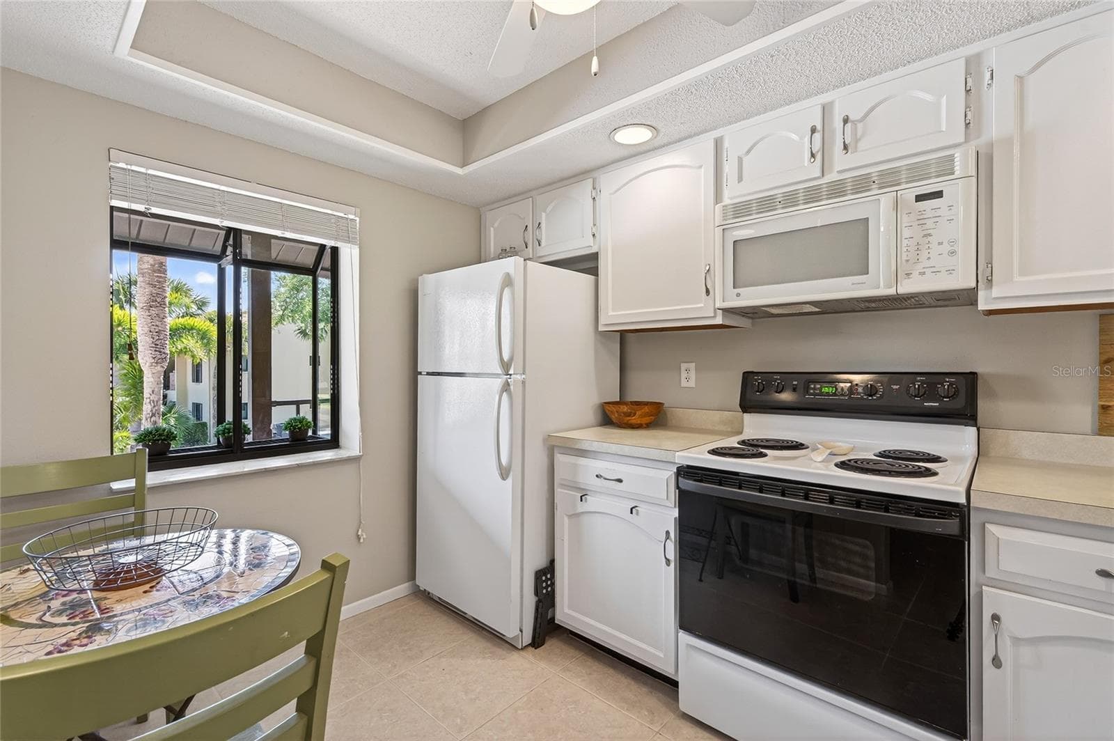 Kitchen - 360 THREE LAKES LN #J, VENICE