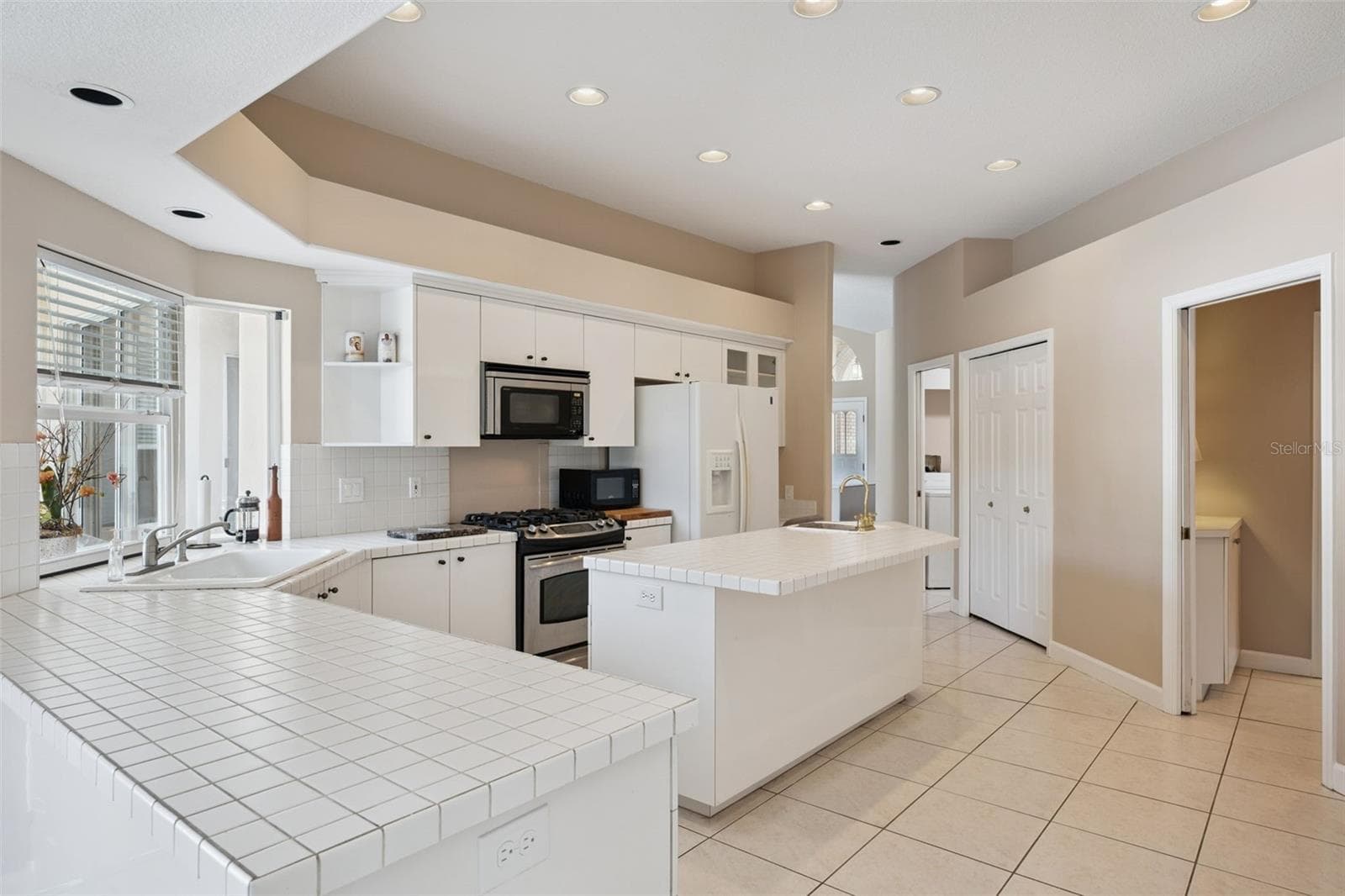 Single Family Residence at 3833 SANIBEL CV, OVIEDO, photo 9 of 46