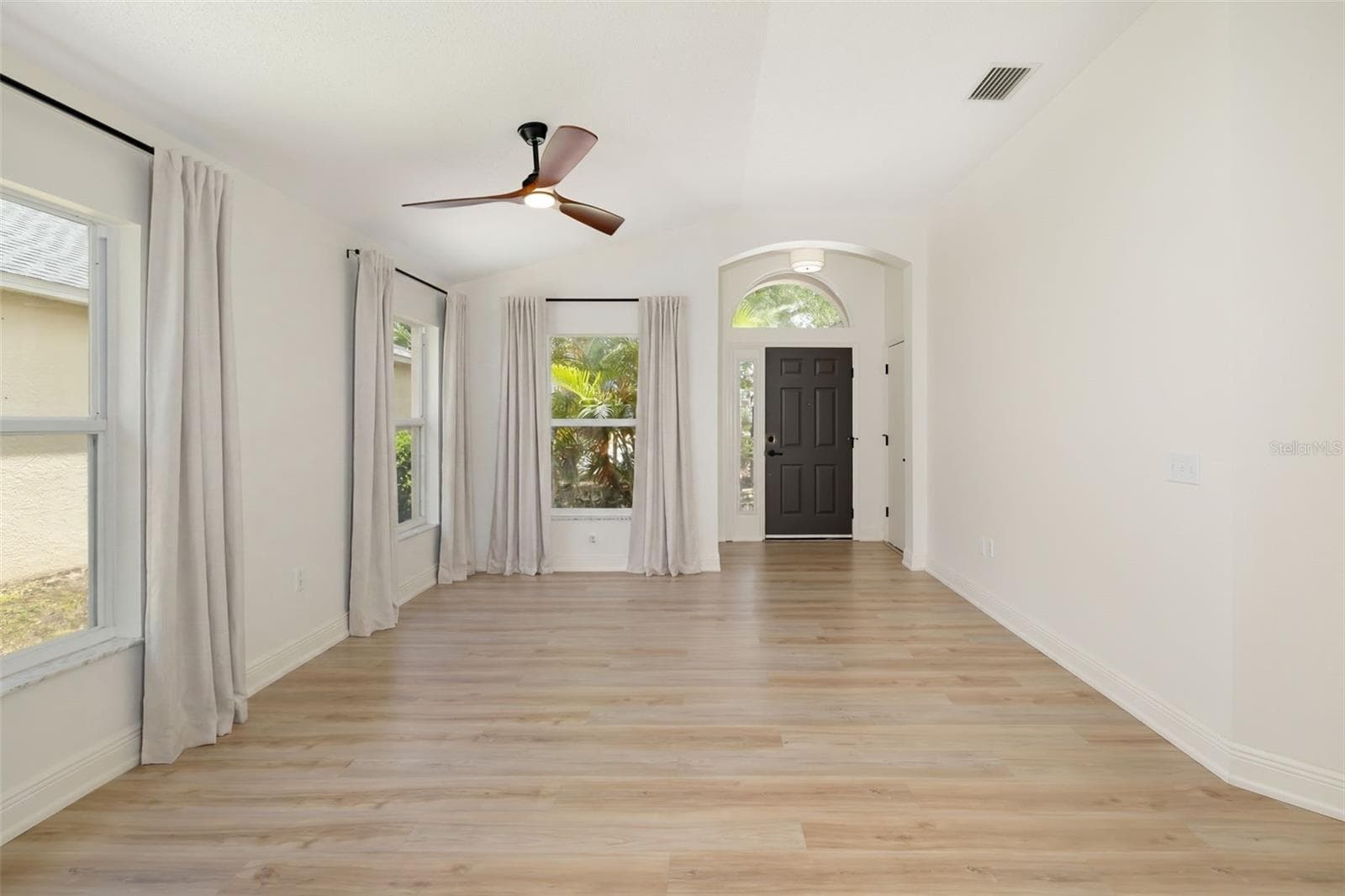 Single Family Residence at 6226 BLUEFLOWER CT, LAKEWOOD RANCH, photo 8 of 82